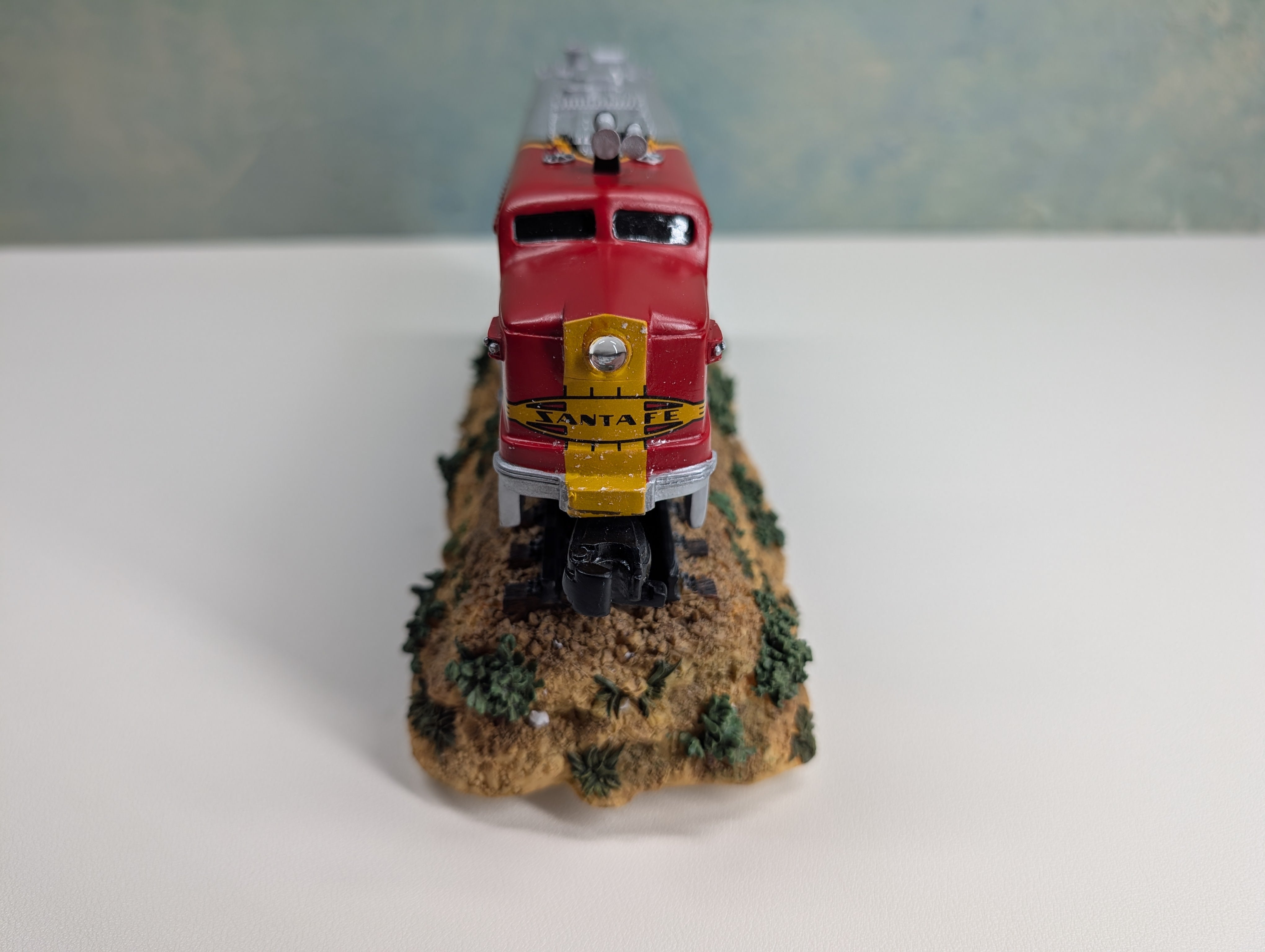 USED Lionel 227 Westland Giftware Santa Fe Diesel Locomotive Display