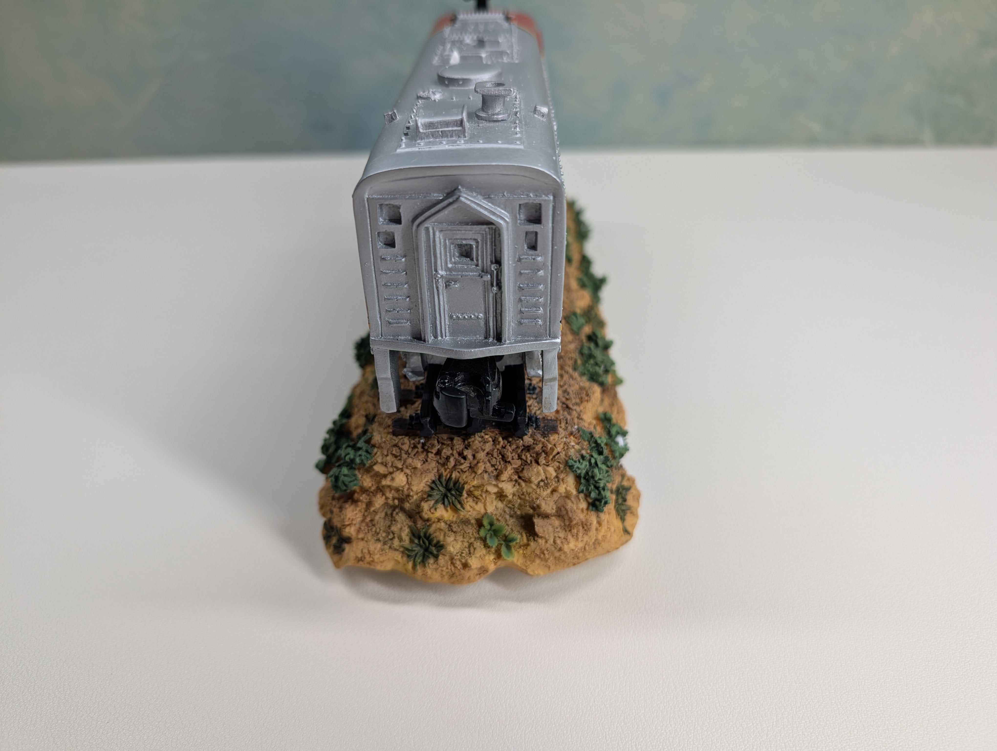 USED Lionel 227 Westland Giftware Santa Fe Diesel Locomotive Display