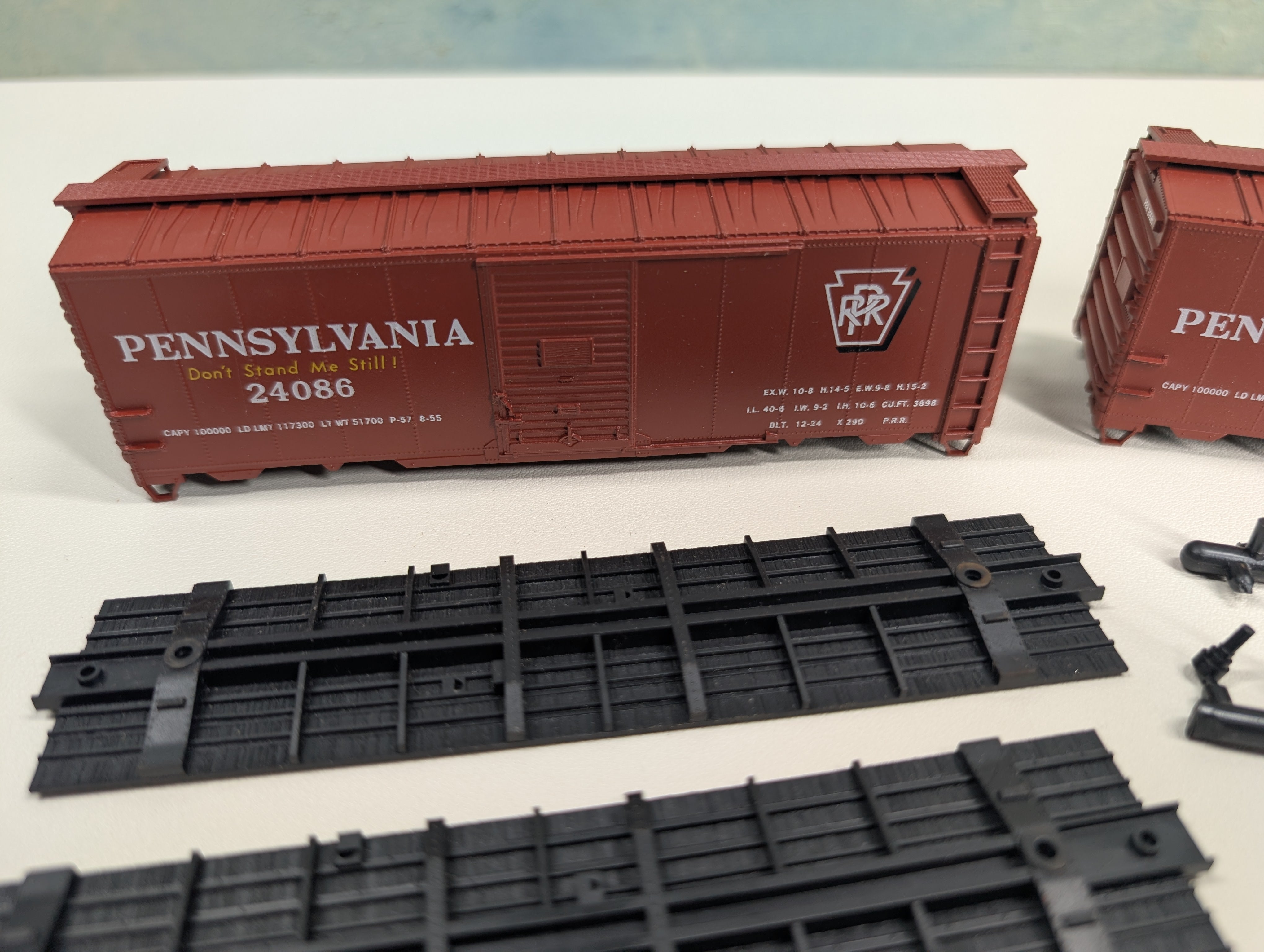 USED Accurail HO Scale 40' AAR Box Cars Pennsylvania #24086 & 30561 KIT (2 pcs)