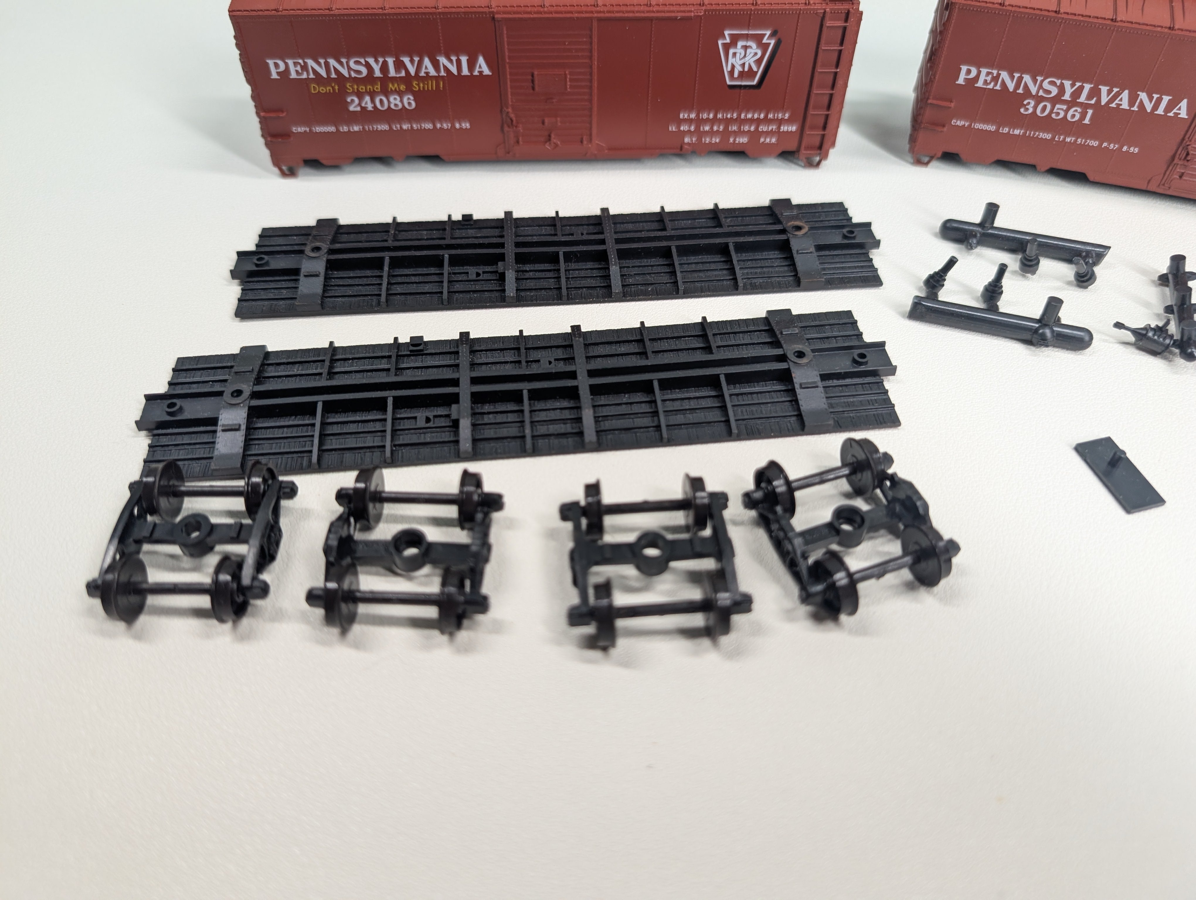 USED Accurail HO Scale 40' AAR Box Cars Pennsylvania #24086 & 30561 KIT (2 pcs)