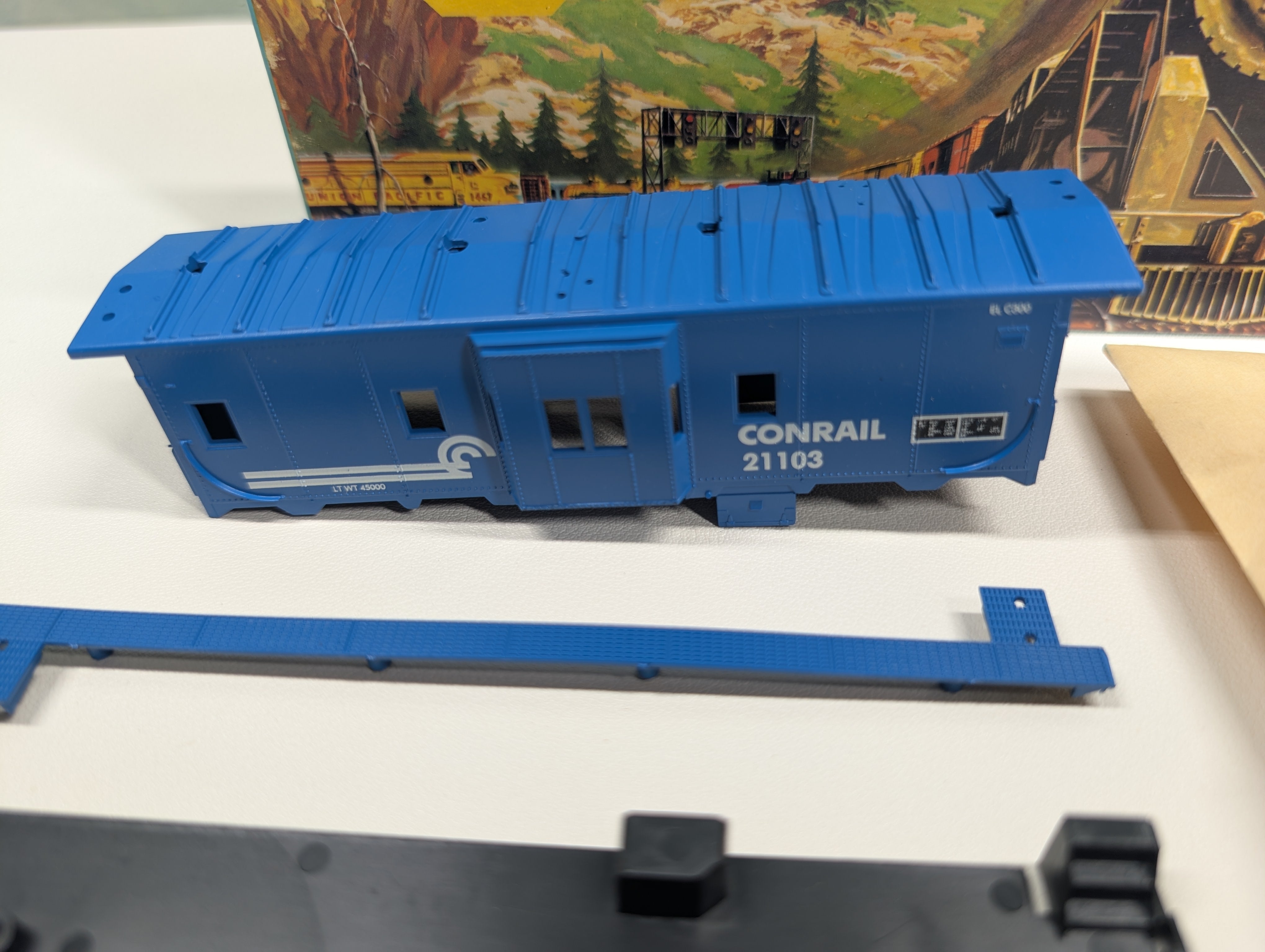 USED Athearn #837 HO Scale Bay Window Caboose Conrail #21103 Bev-Bel KIT
