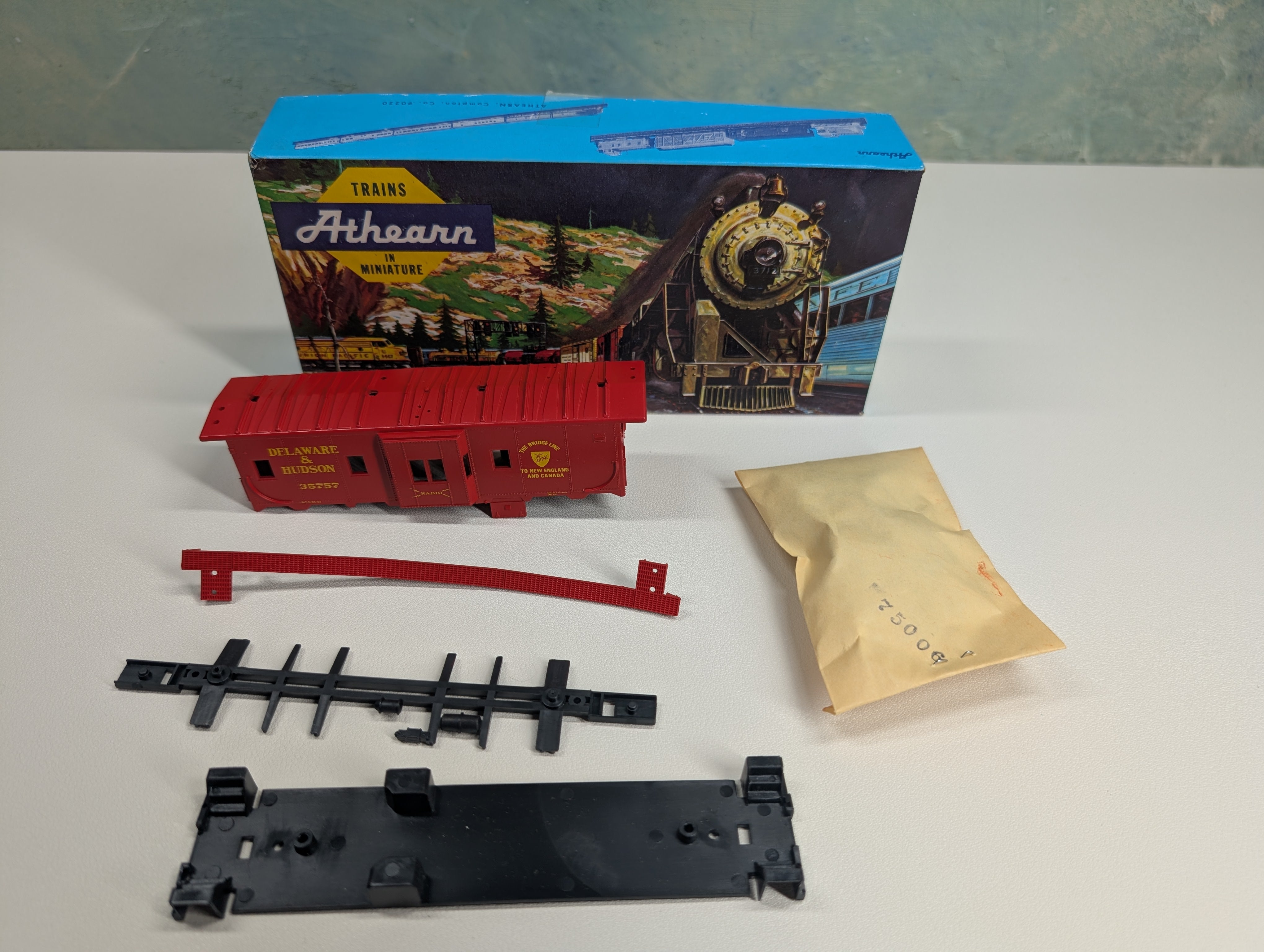 USED Athearn #236-1 HO Scale Bay Window Caboose Delaware and Hudson #35757 Bev-Bel KIT