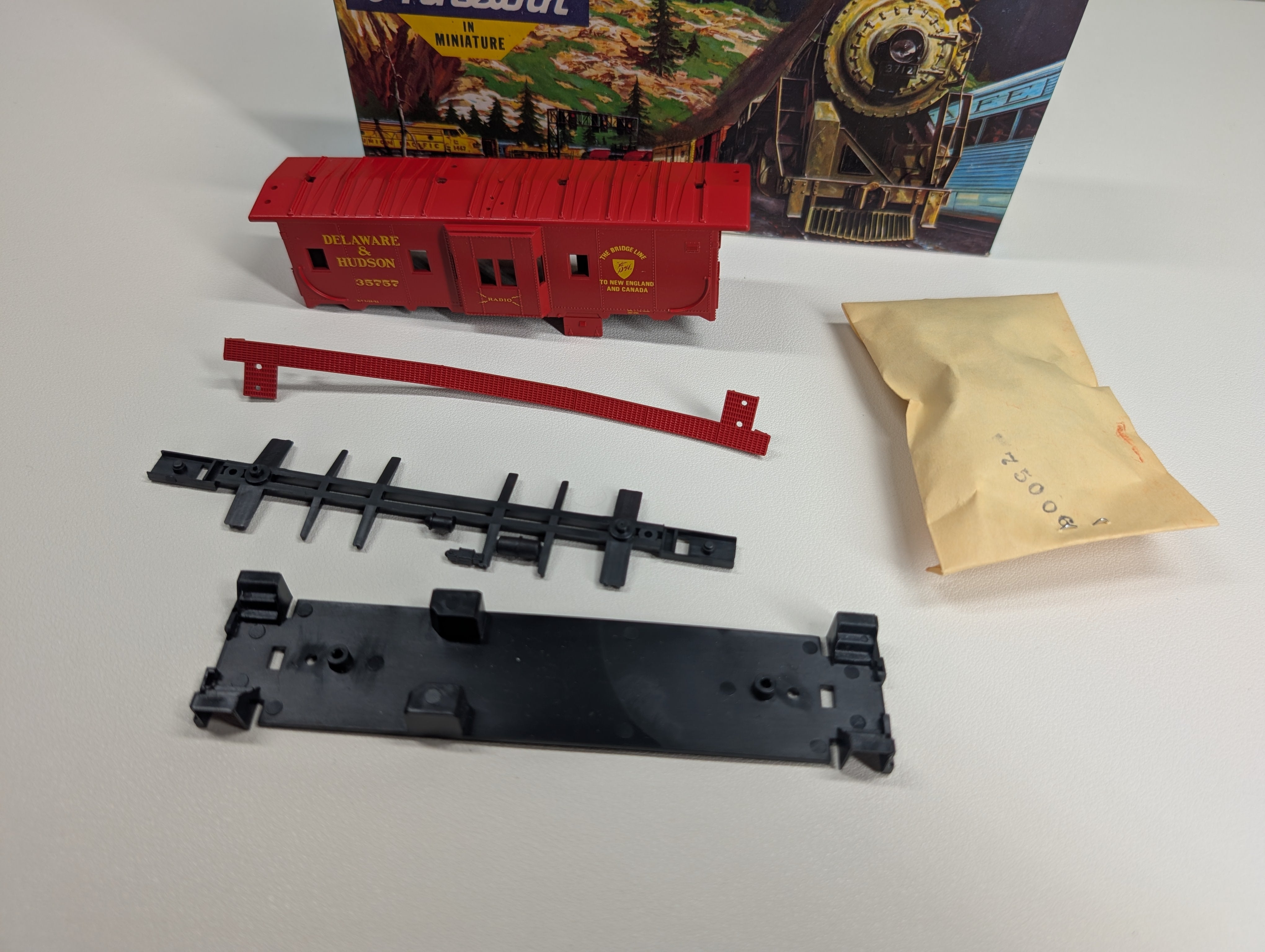 USED Athearn #236-1 HO Scale Bay Window Caboose Delaware and Hudson #35757 Bev-Bel KIT