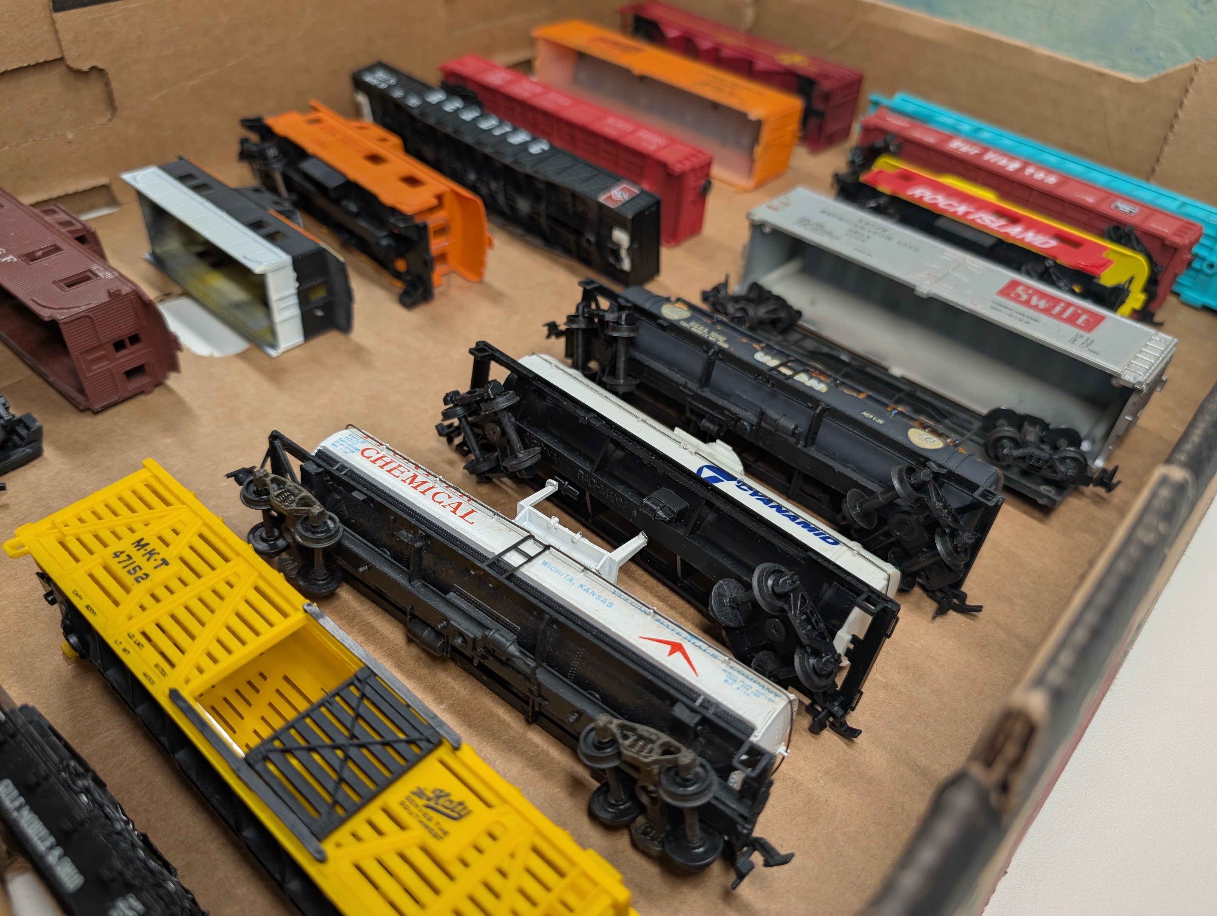 USED HO Scale Lot of Rough Freight Cars, Cabooses, Tank Cars for Parts/Repairs