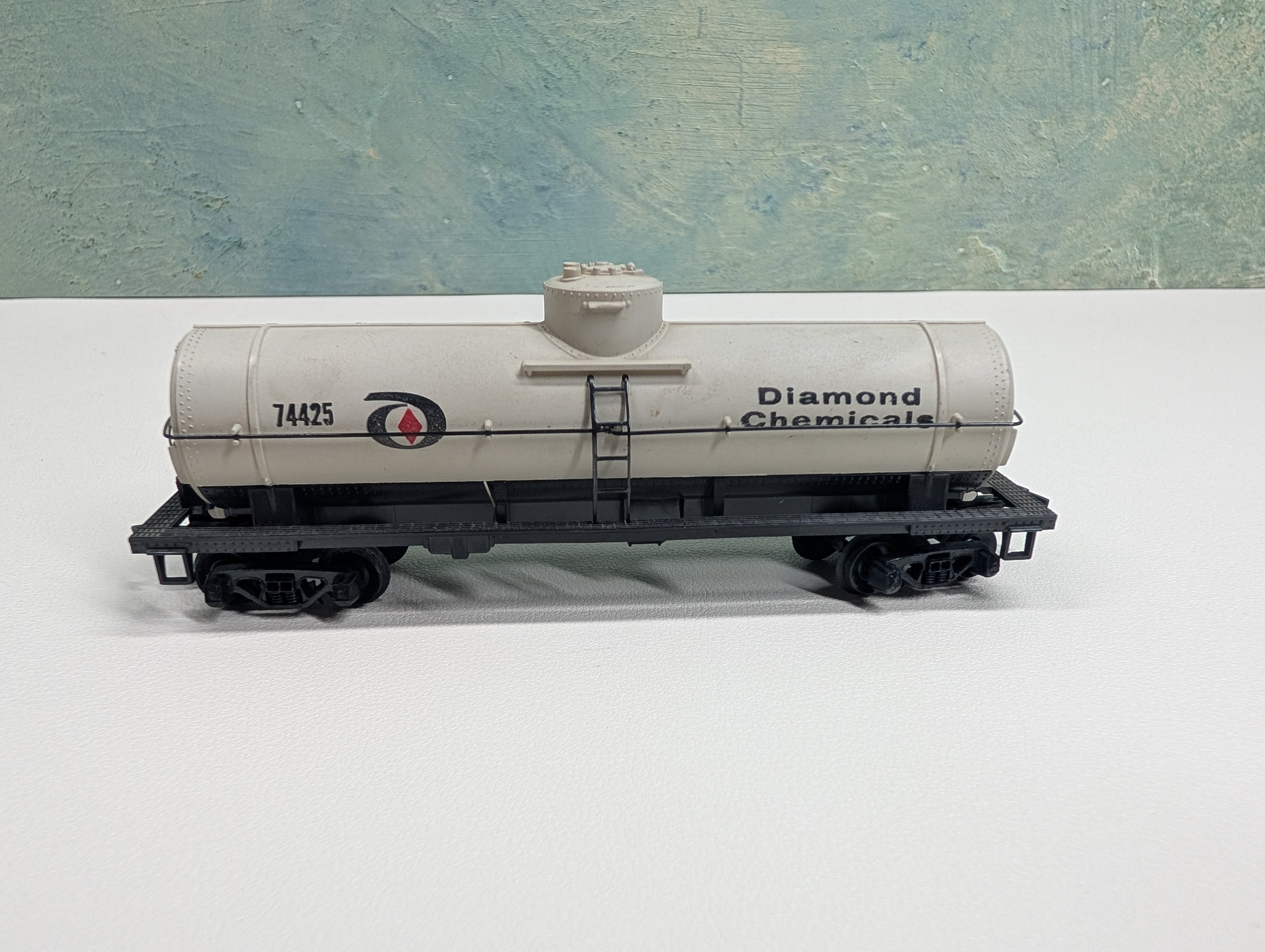 USED HO Scale Single Dome Tank Car Diamond Chemicals #74424