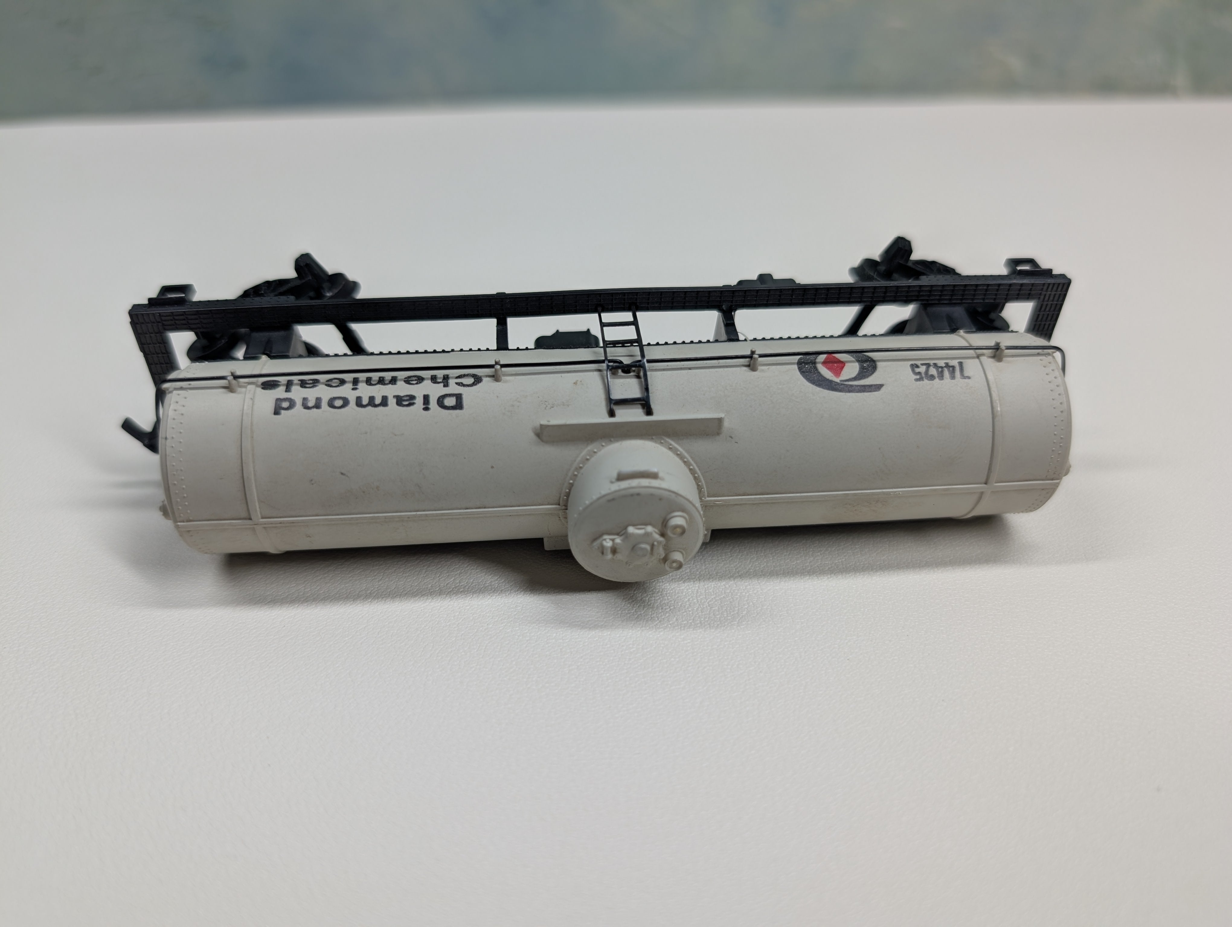 USED HO Scale Single Dome Tank Car Diamond Chemicals #74424