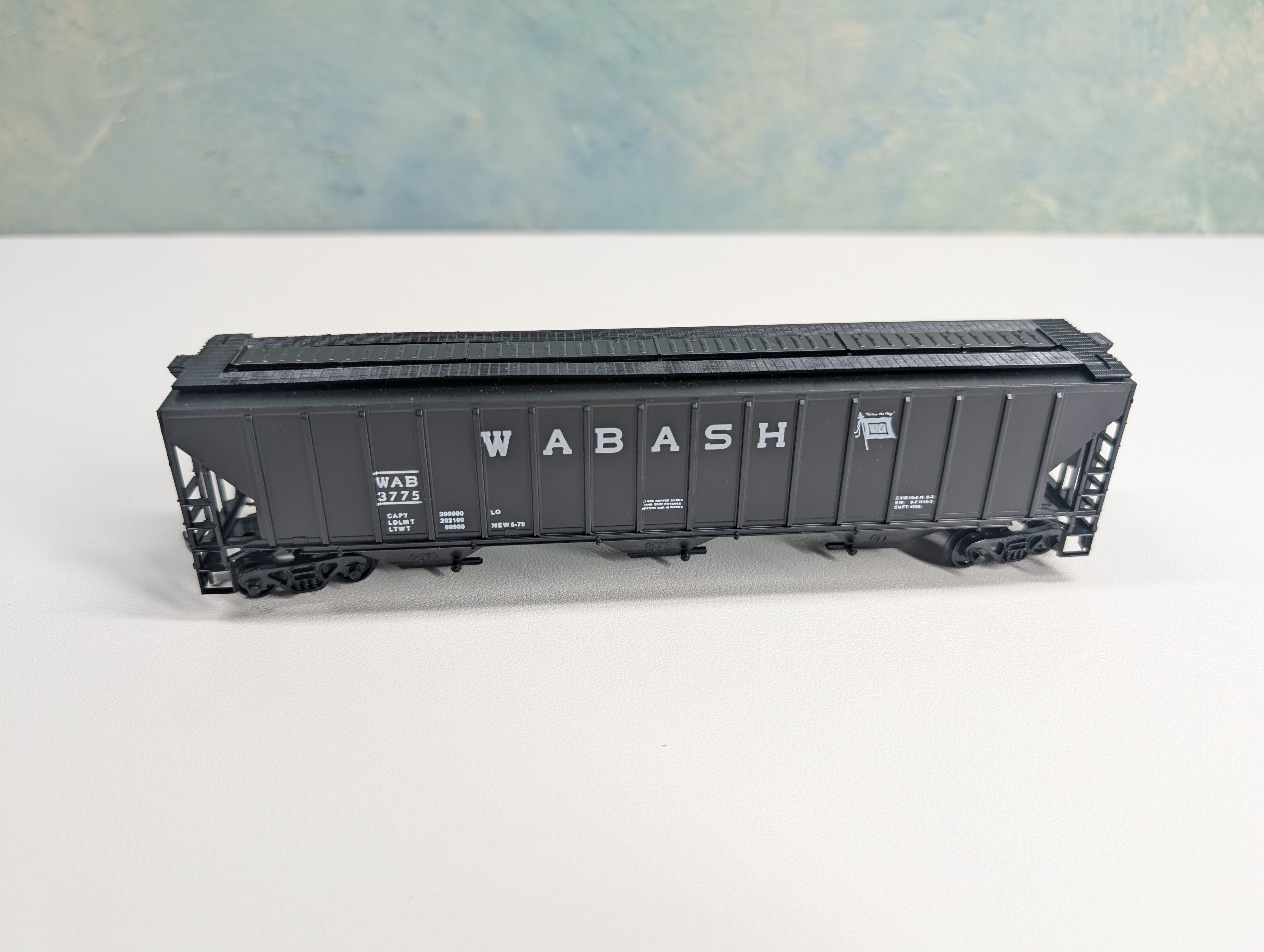 USED Athearn #1418 HO Scale Rib-Side Covered Hopper Wabash WAB #3775 Bev-Bel