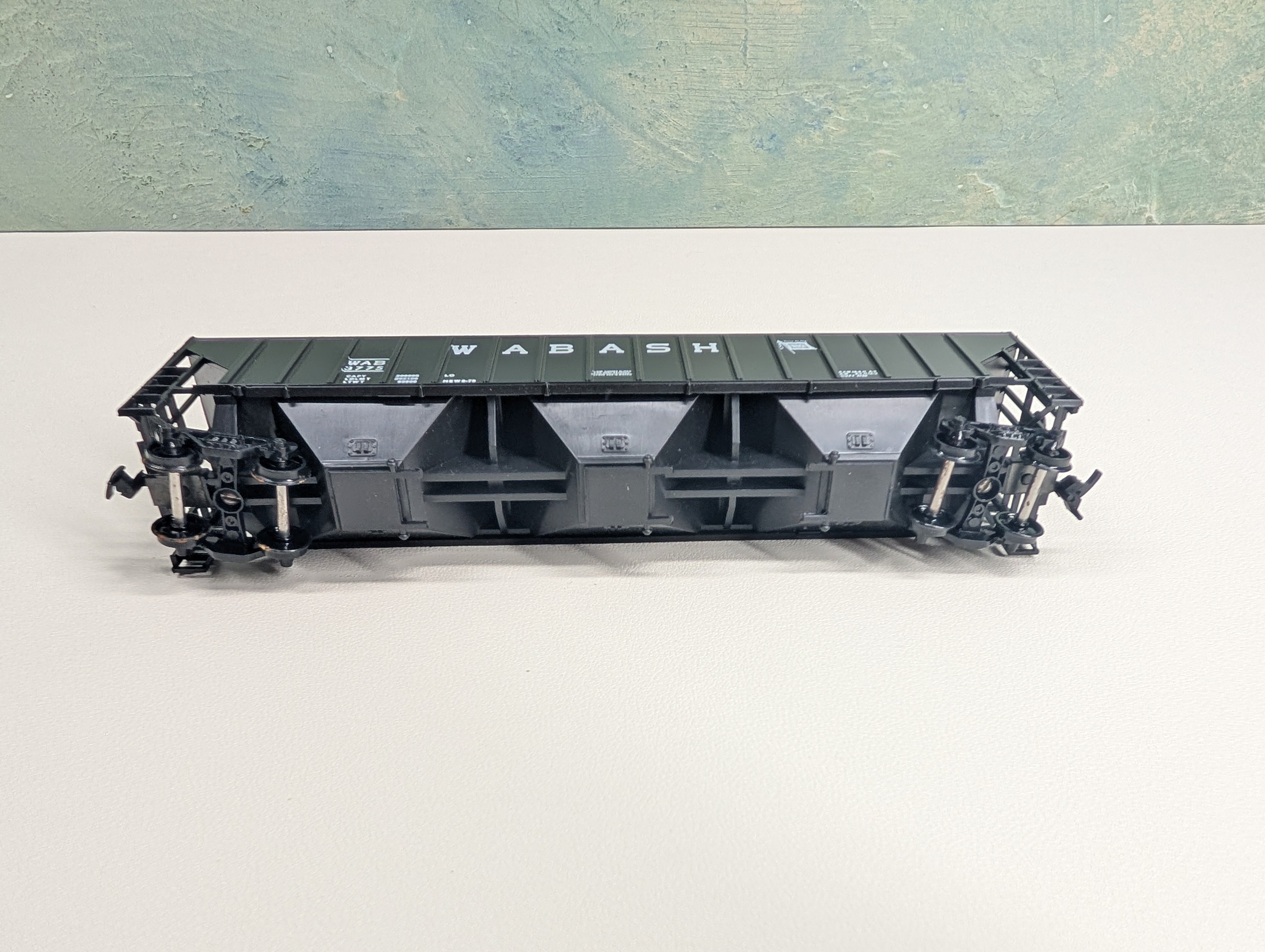 USED Athearn #1418 HO Scale Rib-Side Covered Hopper Wabash WAB #3775 Bev-Bel