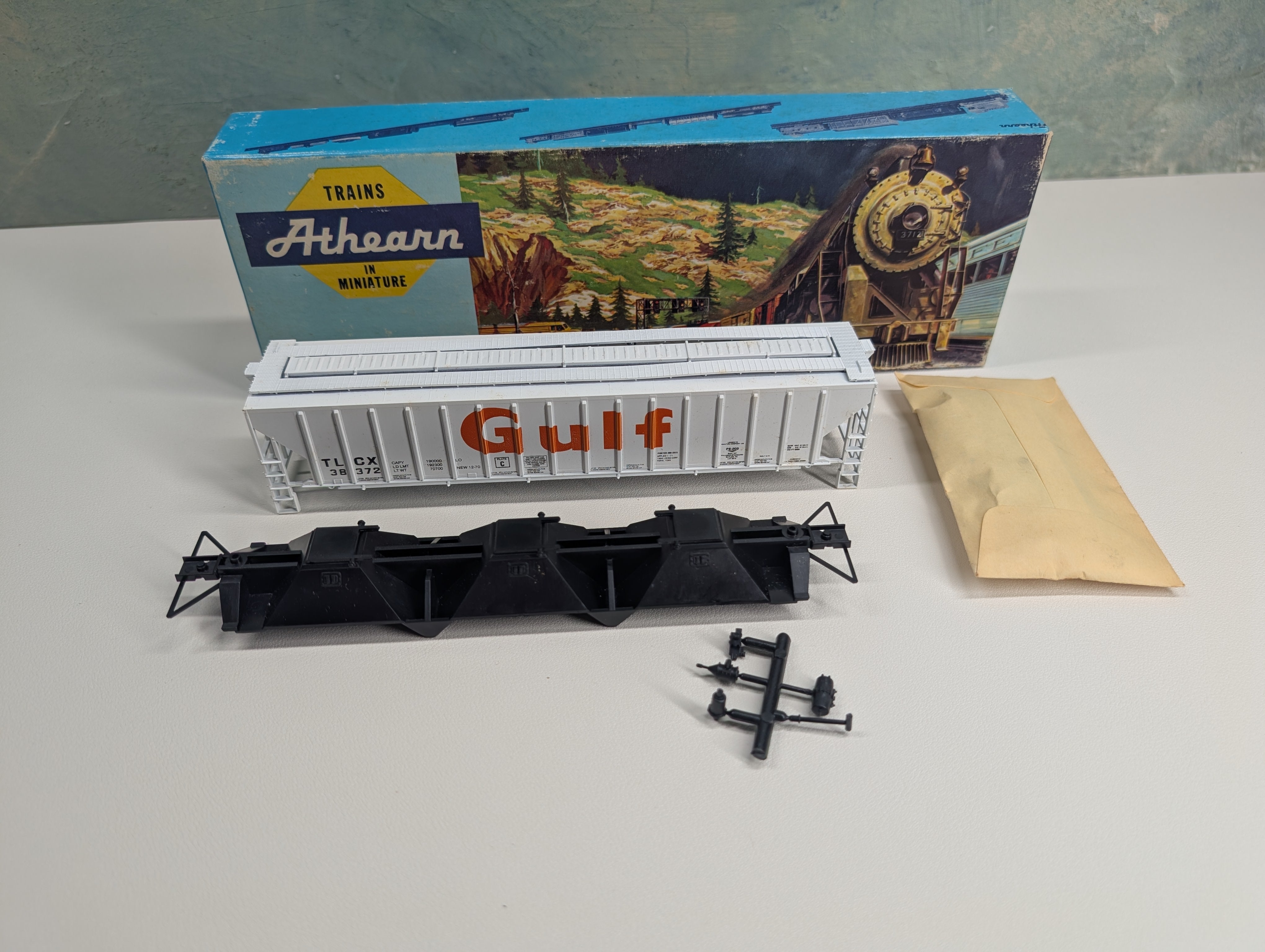 USED Athearn #244 HO Scale Rib-Side Covered Hopper Gulf TLCX #38372 Bev-Bel KIT