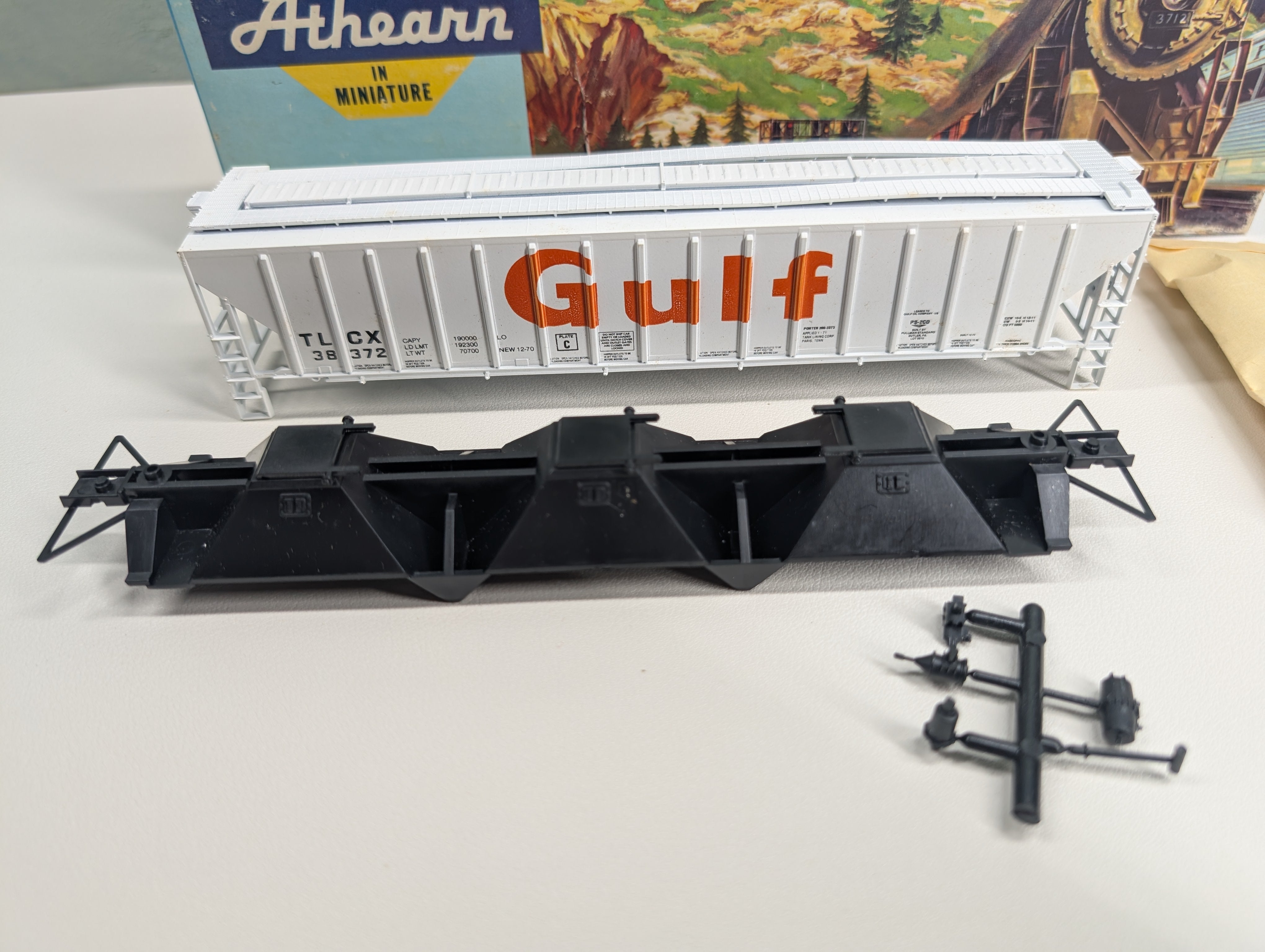 USED Athearn #244 HO Scale Rib-Side Covered Hopper Gulf TLCX #38372 Bev-Bel KIT