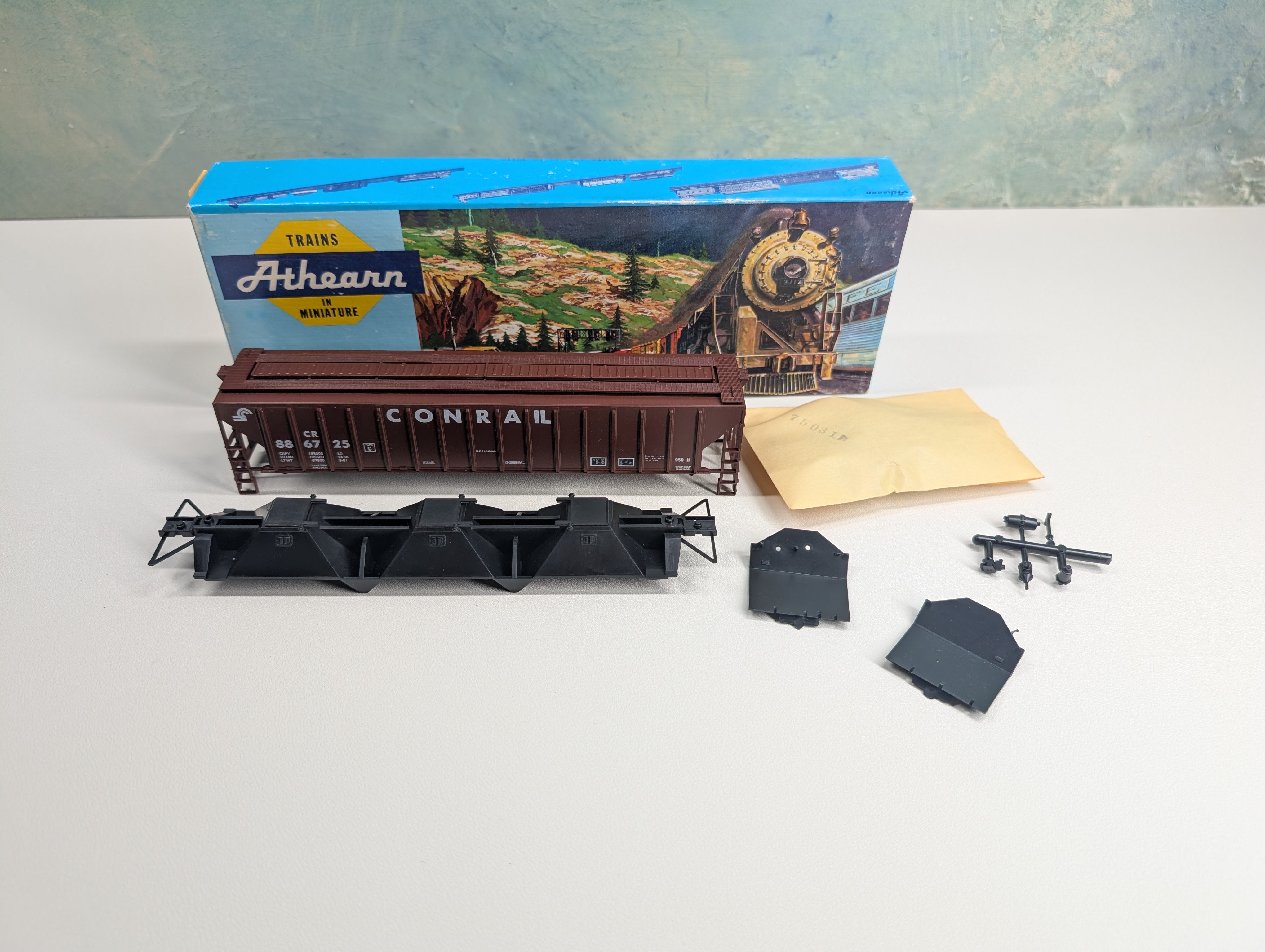 USED Athearn #187 HO Scale Rib-Side Covered Hopper Conrail CR #886725 Rail Runner KIT