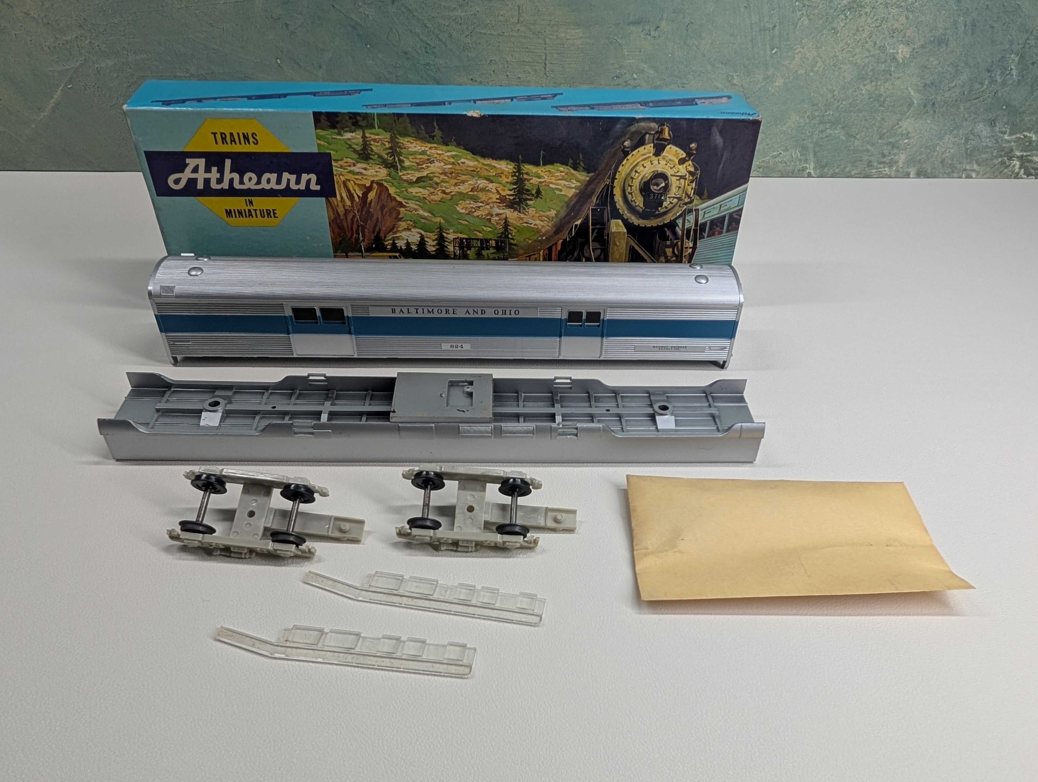 USED Athearn 1785 HO Scale Streamlined Full Baggage Passenger Car Baltimore and Ohio REA #824 KIT