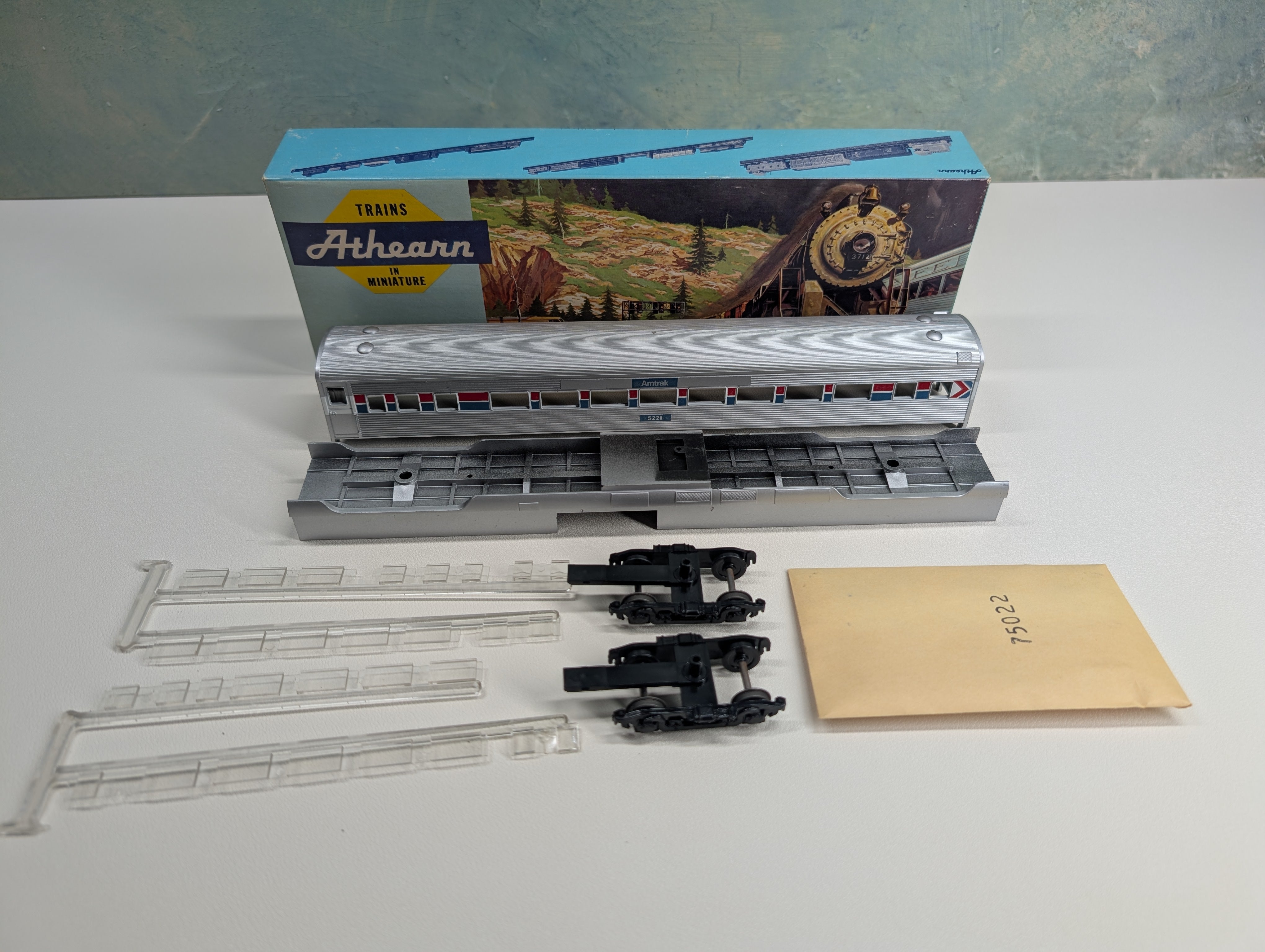 USED Athearn 1819 HO Scale Streamlined Coach Passenger Car Amtrak #5221 KIT