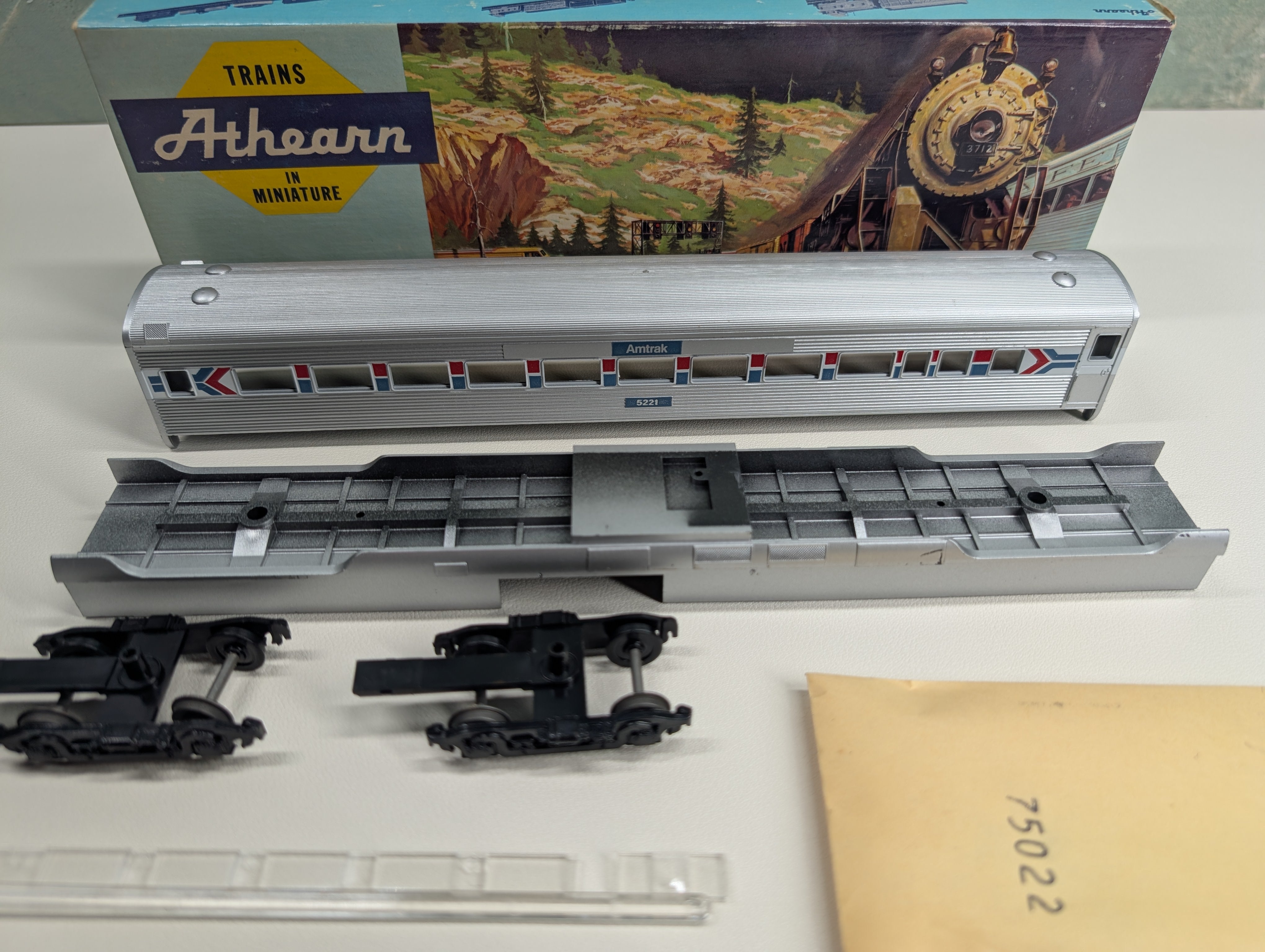USED Athearn 1819 HO Scale Streamlined Coach Passenger Car Amtrak #5221 KIT