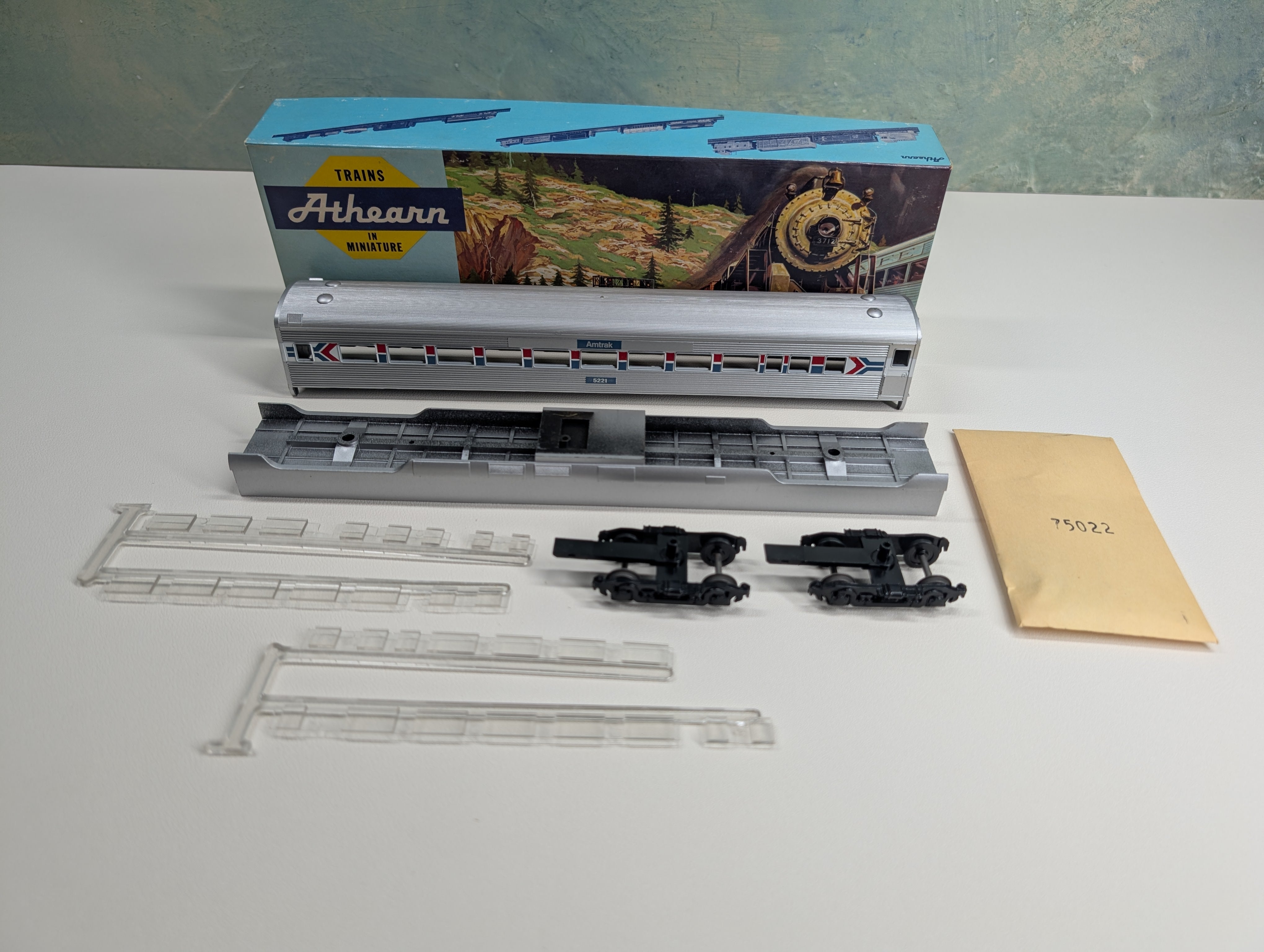 USED Athearn 1819 HO Scale Streamlined Coach Passenger Car Amtrak #5221 KIT