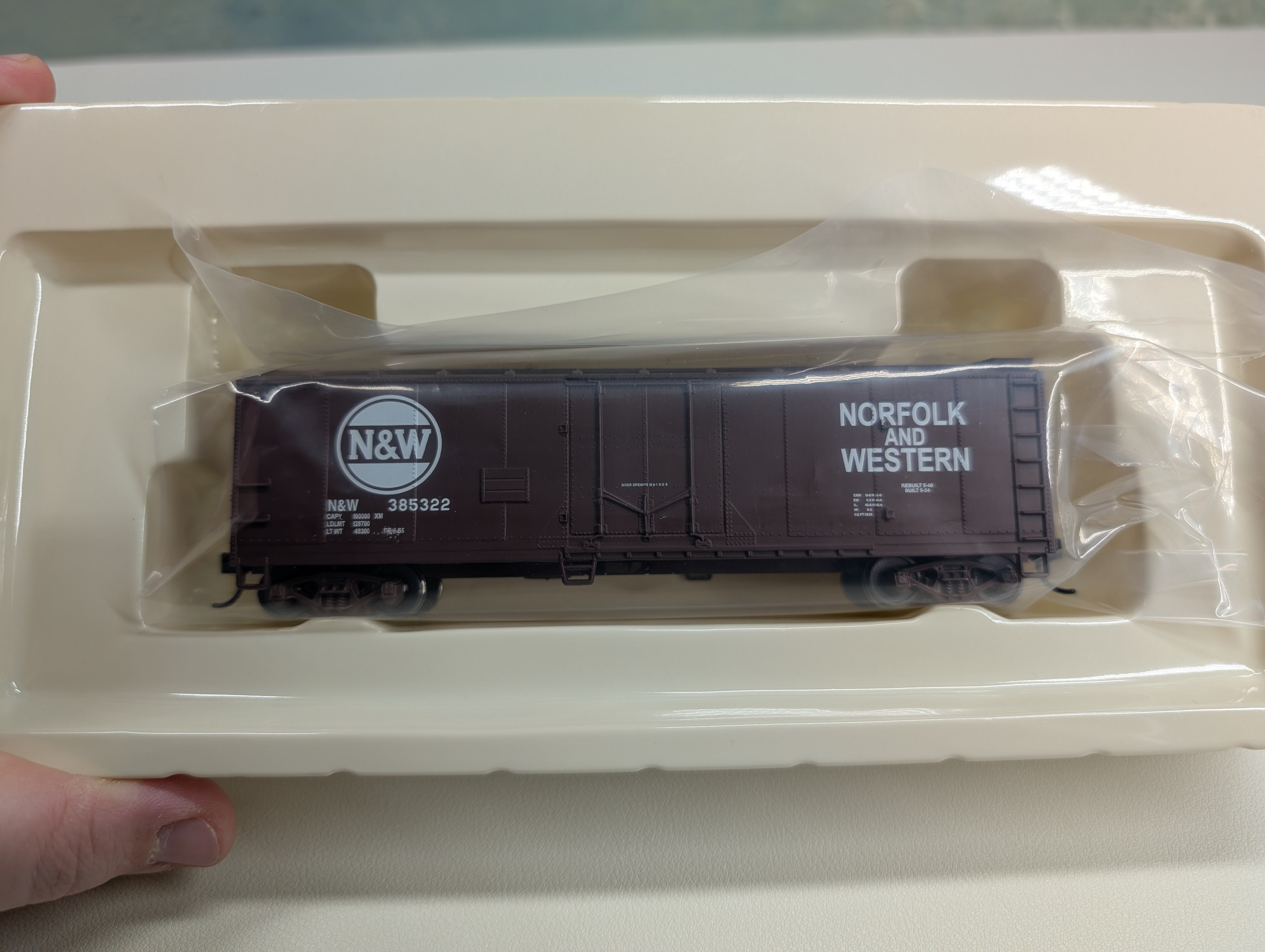 WalthersMainline 910-1559 HO Scale 40' Plug Door Box Car Norfolk & Western N&W #385322