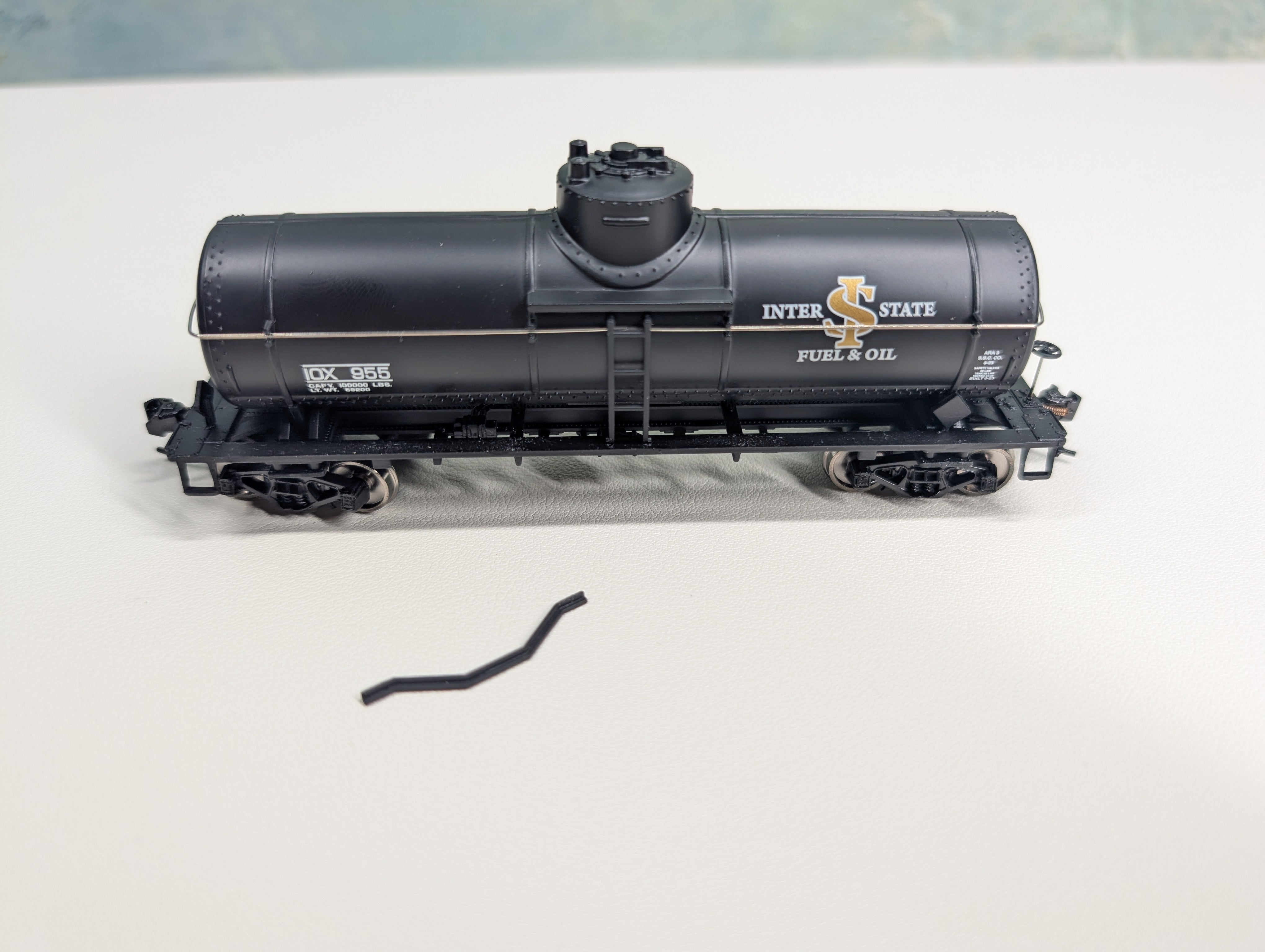 WalthersMainline 910-1012 HO Scale 36' 10,000 Gallon Tank Car Interstate Fuel & Oil IOX #955