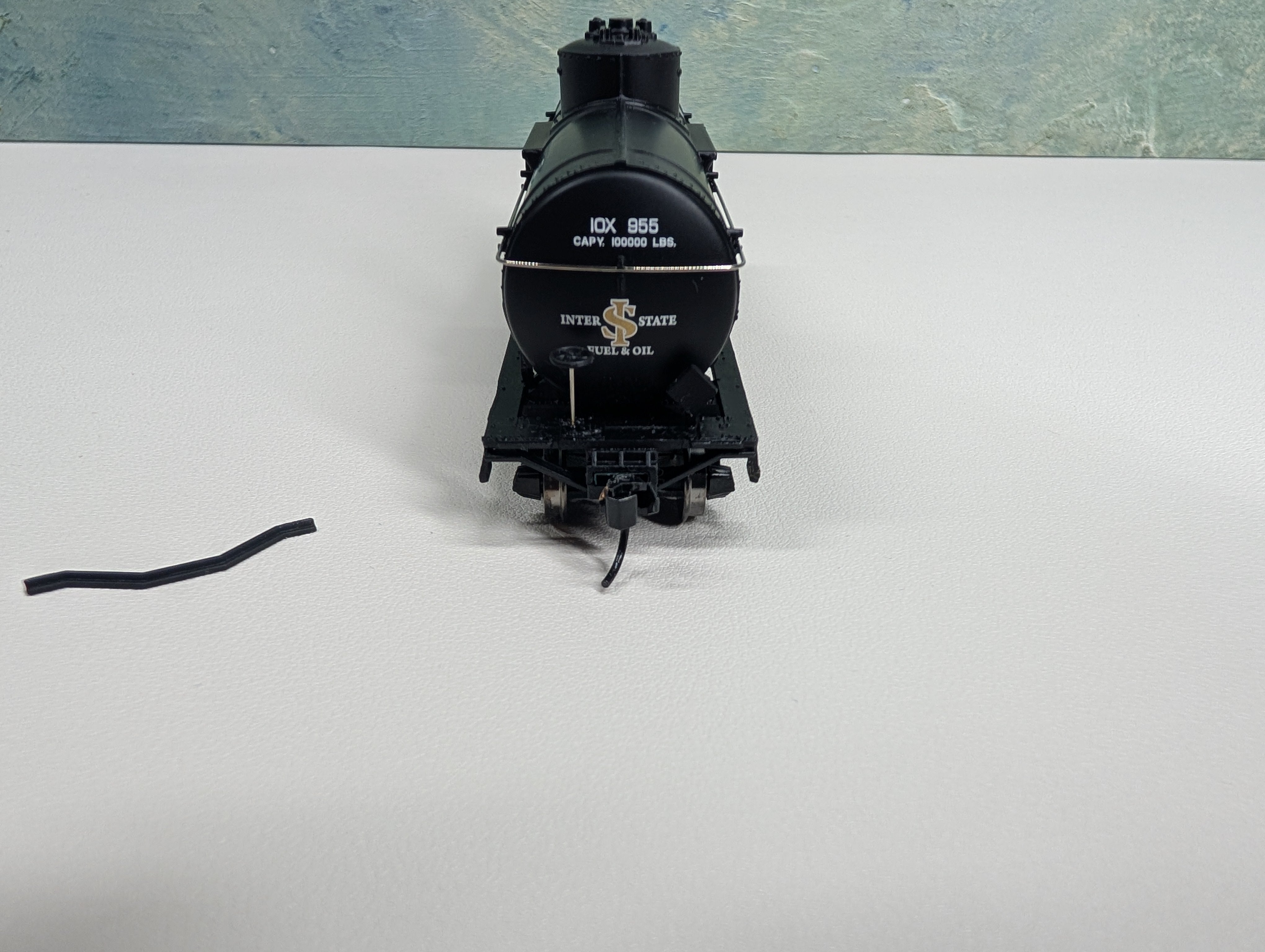 WalthersMainline 910-1012 HO Scale 36' 10,000 Gallon Tank Car Interstate Fuel & Oil IOX #955