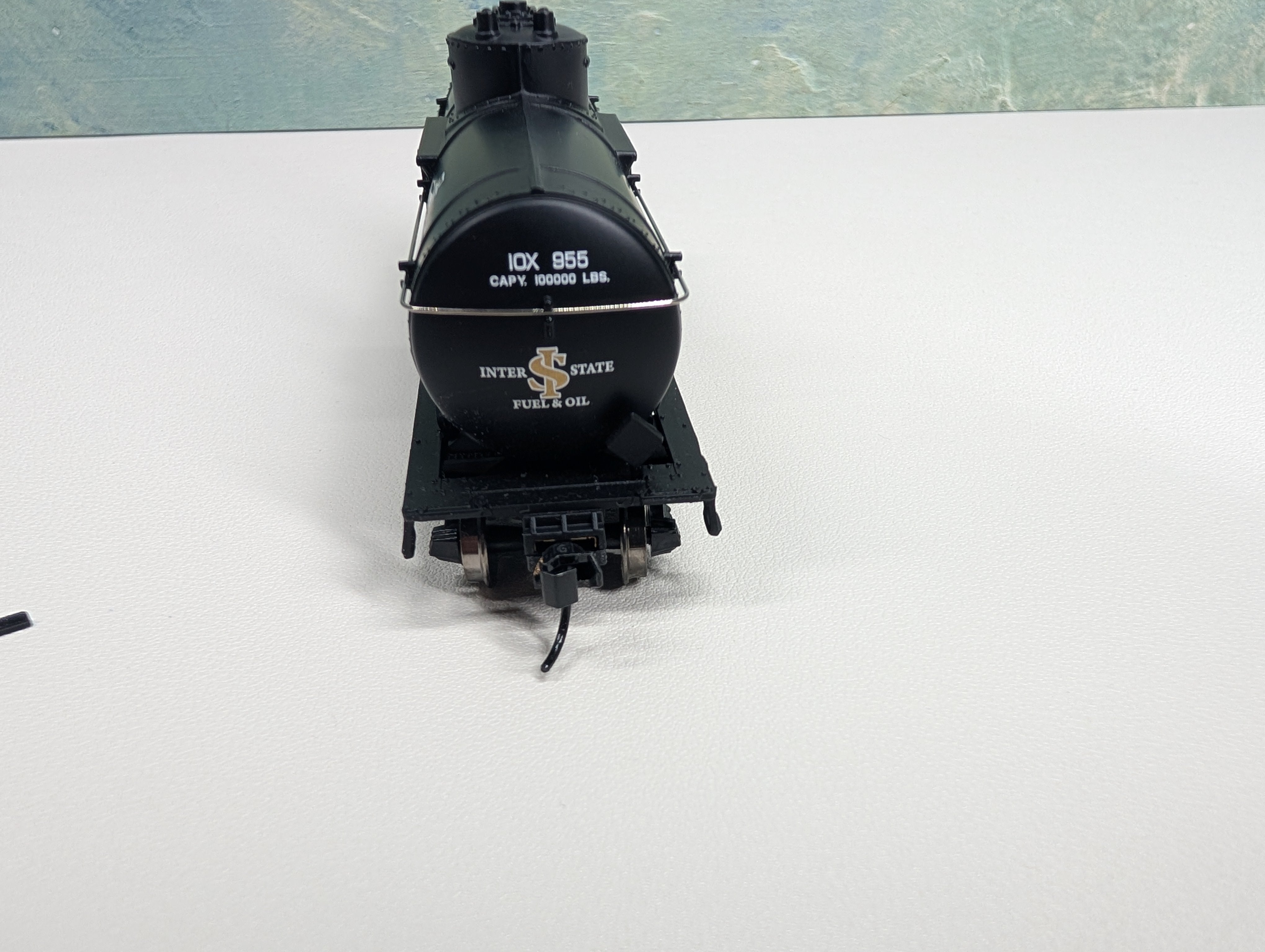 WalthersMainline 910-1012 HO Scale 36' 10,000 Gallon Tank Car Interstate Fuel & Oil IOX #955