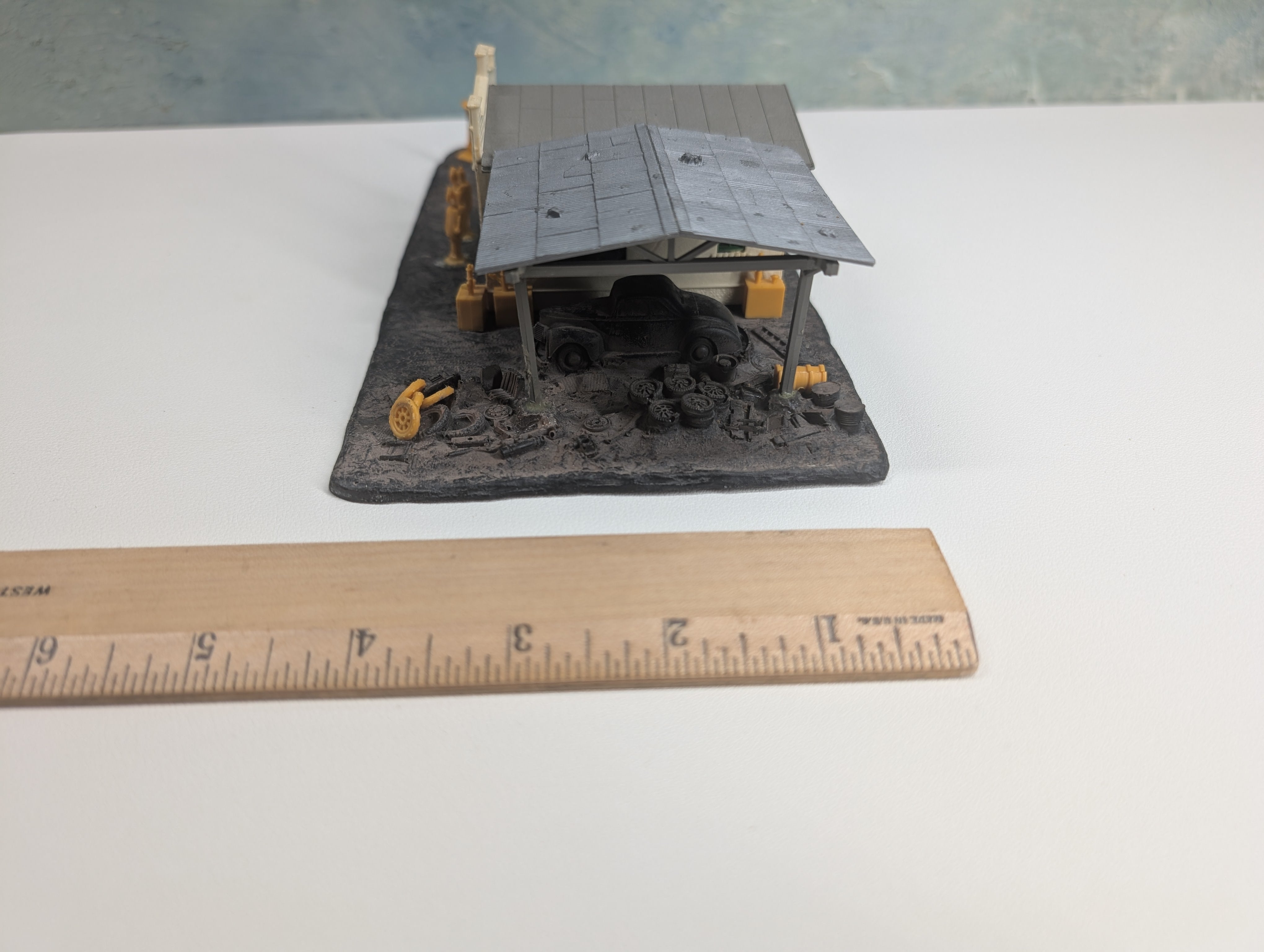 USED HO Scale Bobby's Garage, Scrap Yard Scene, Weathered