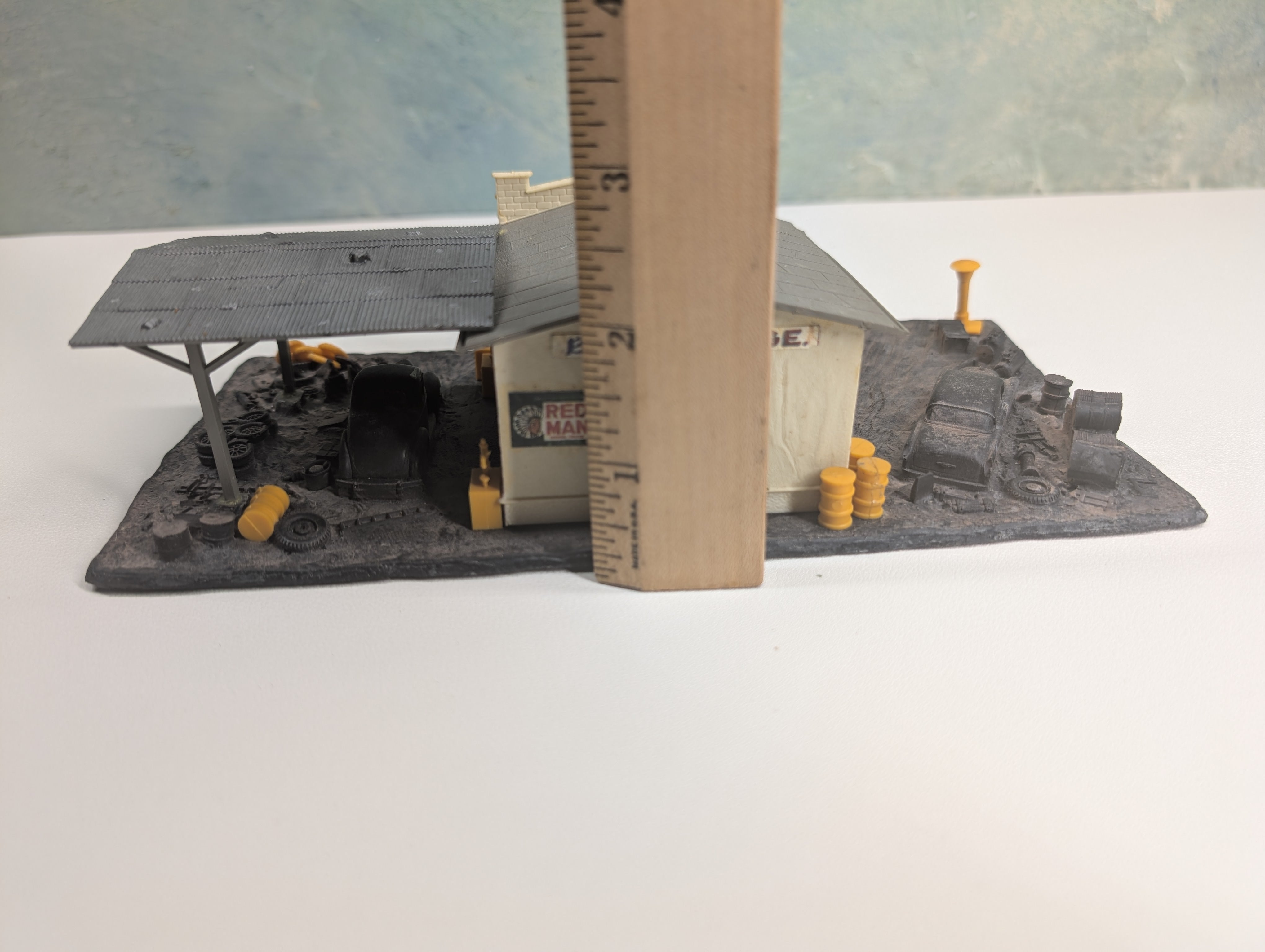 USED HO Scale Bobby's Garage, Scrap Yard Scene, Weathered
