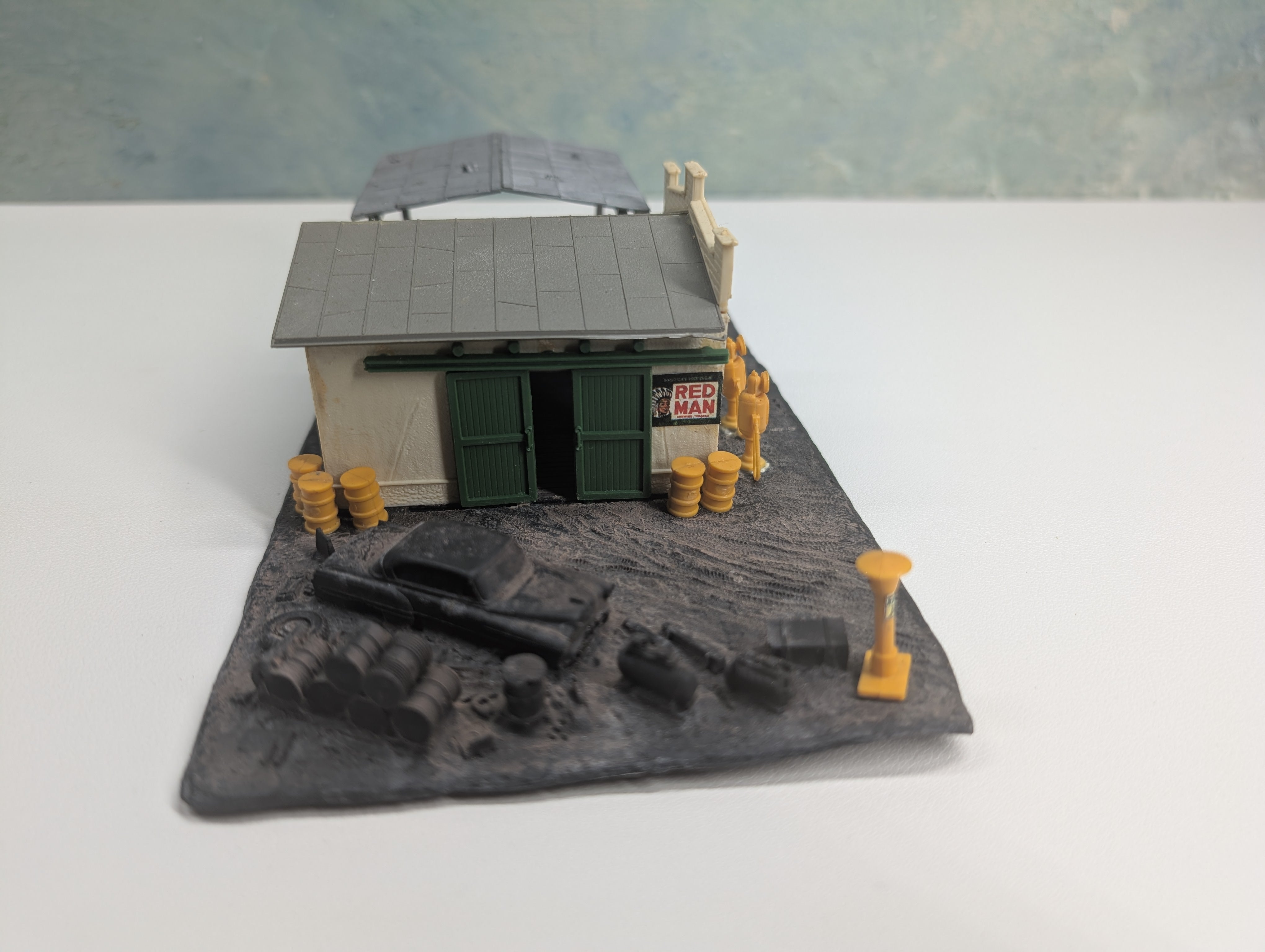USED HO Scale Bobby's Garage, Scrap Yard Scene, Weathered