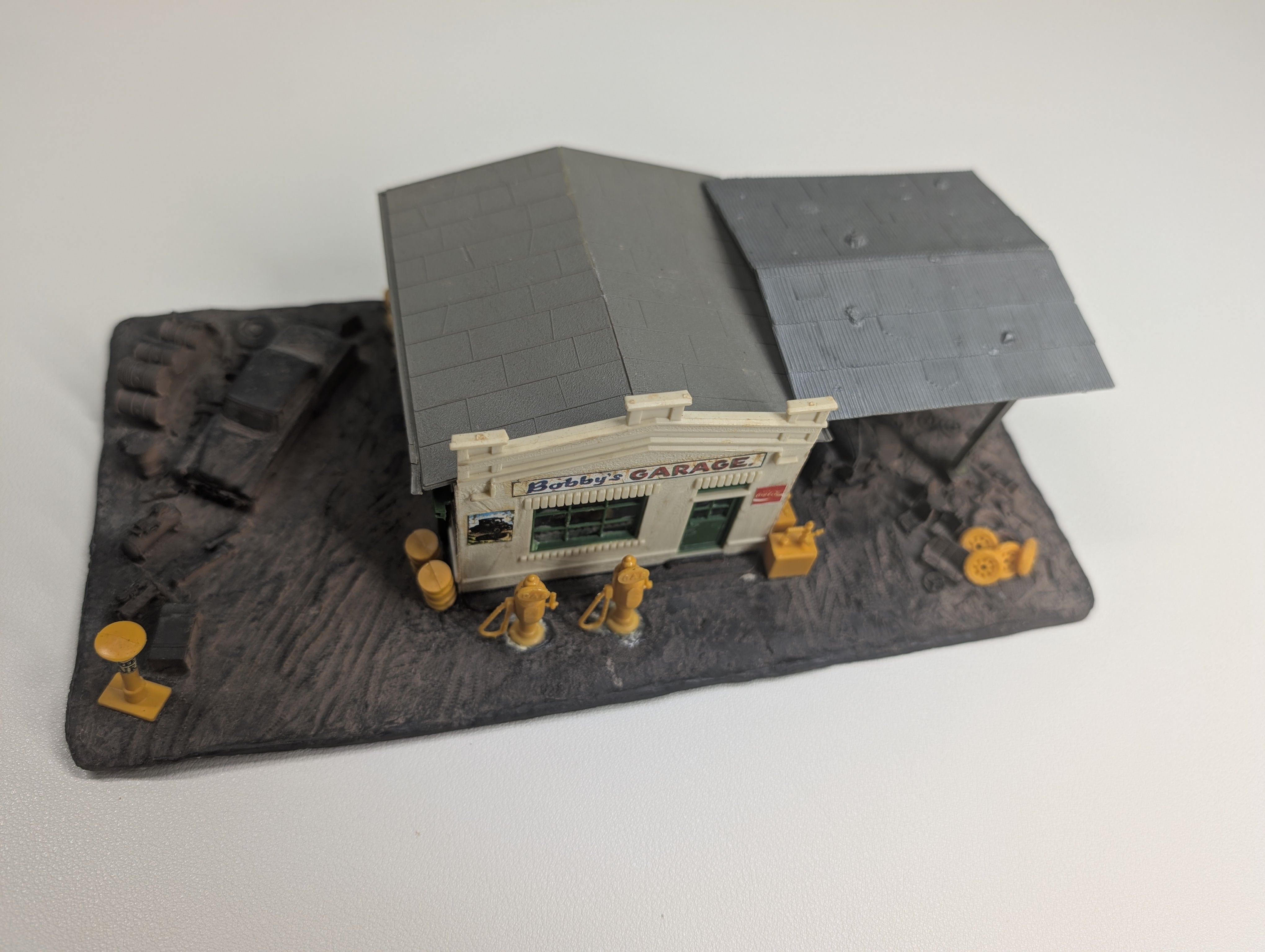 USED HO Scale Bobby's Garage, Scrap Yard Scene, Weathered