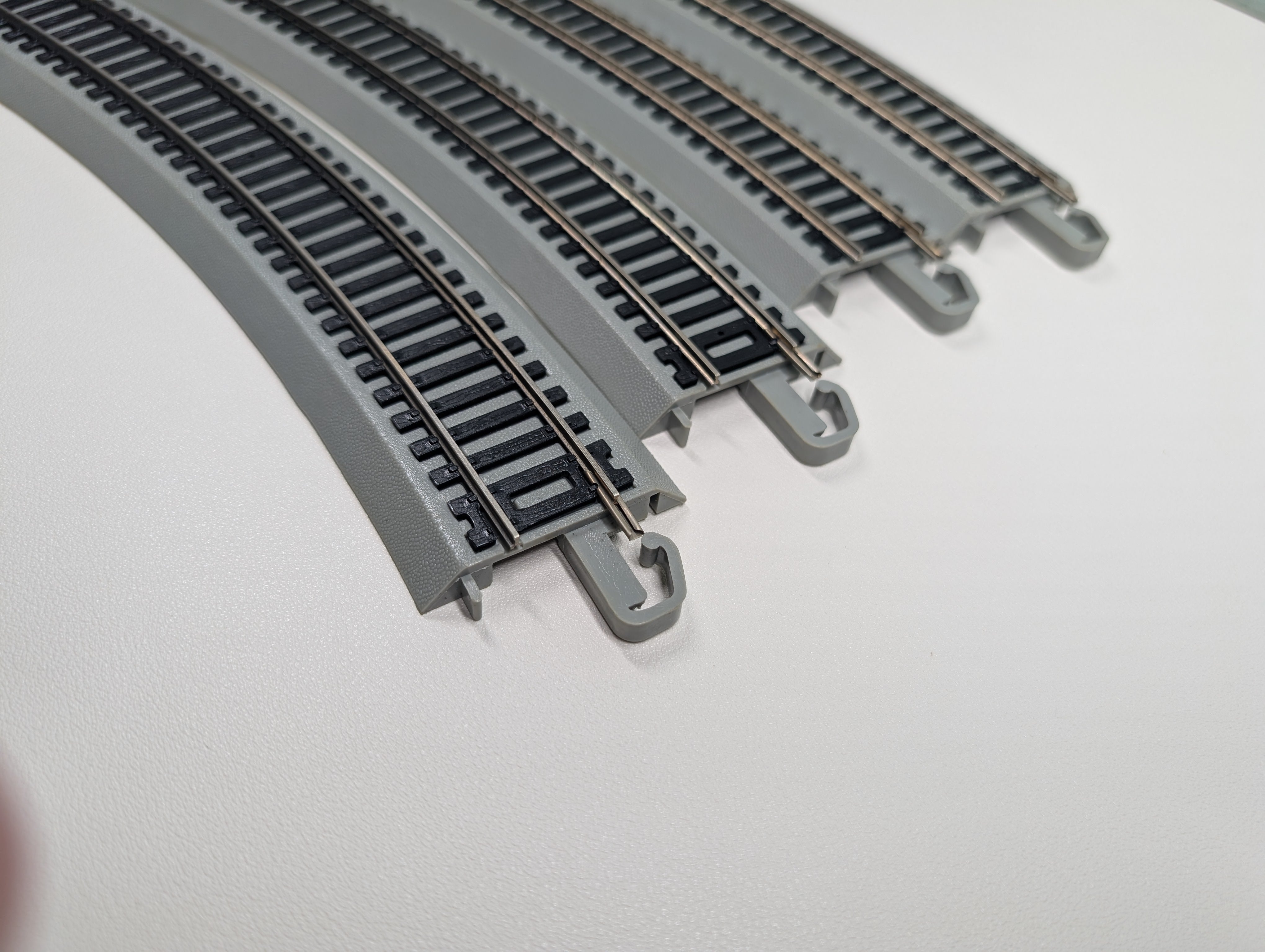 USED Bachmann HO Scale Nickel Silver E-Z Track 18" Curved Code 100 Track (4 pcs)