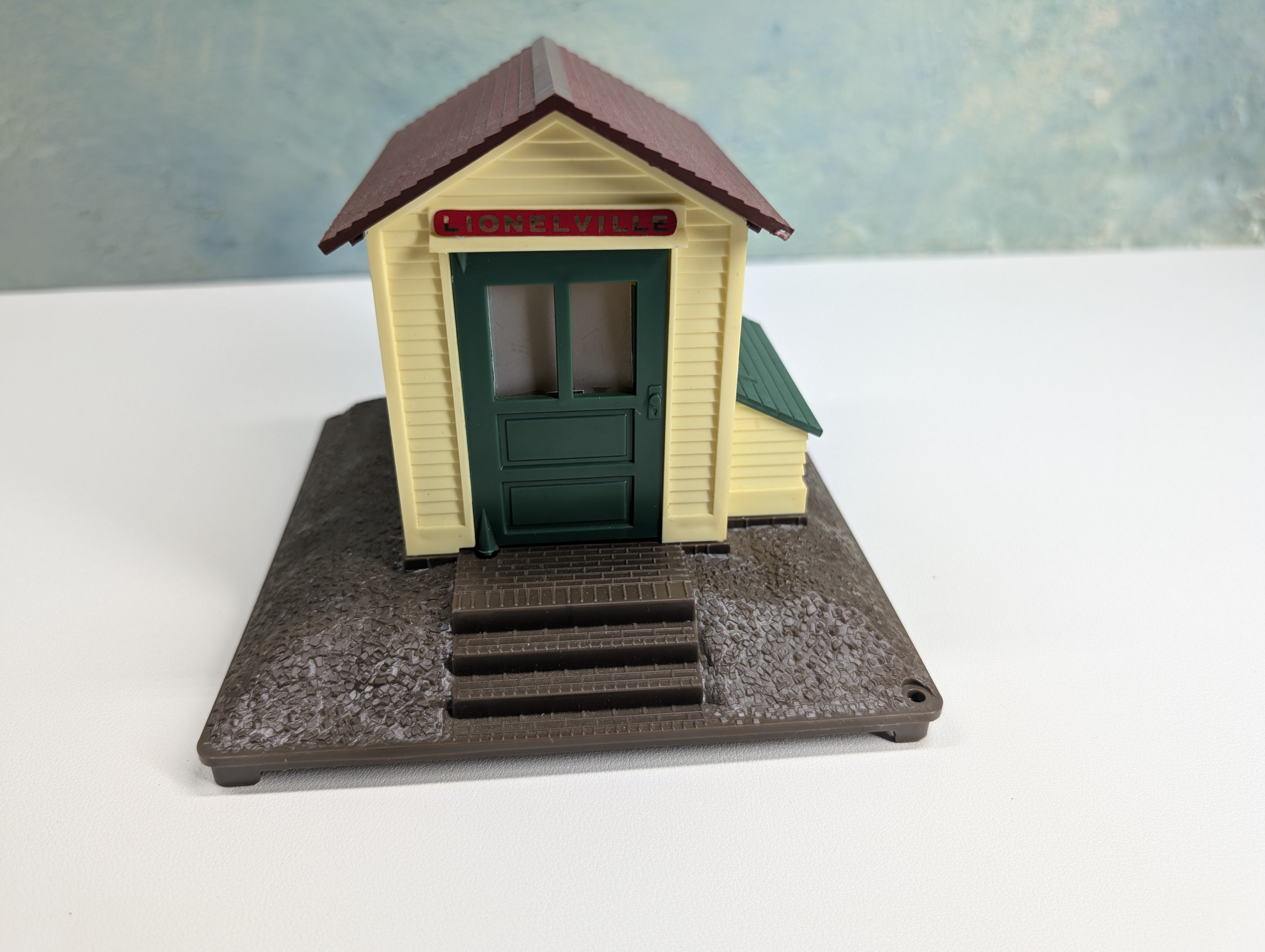 USED Lionel O Whistling Freight Shed Untested