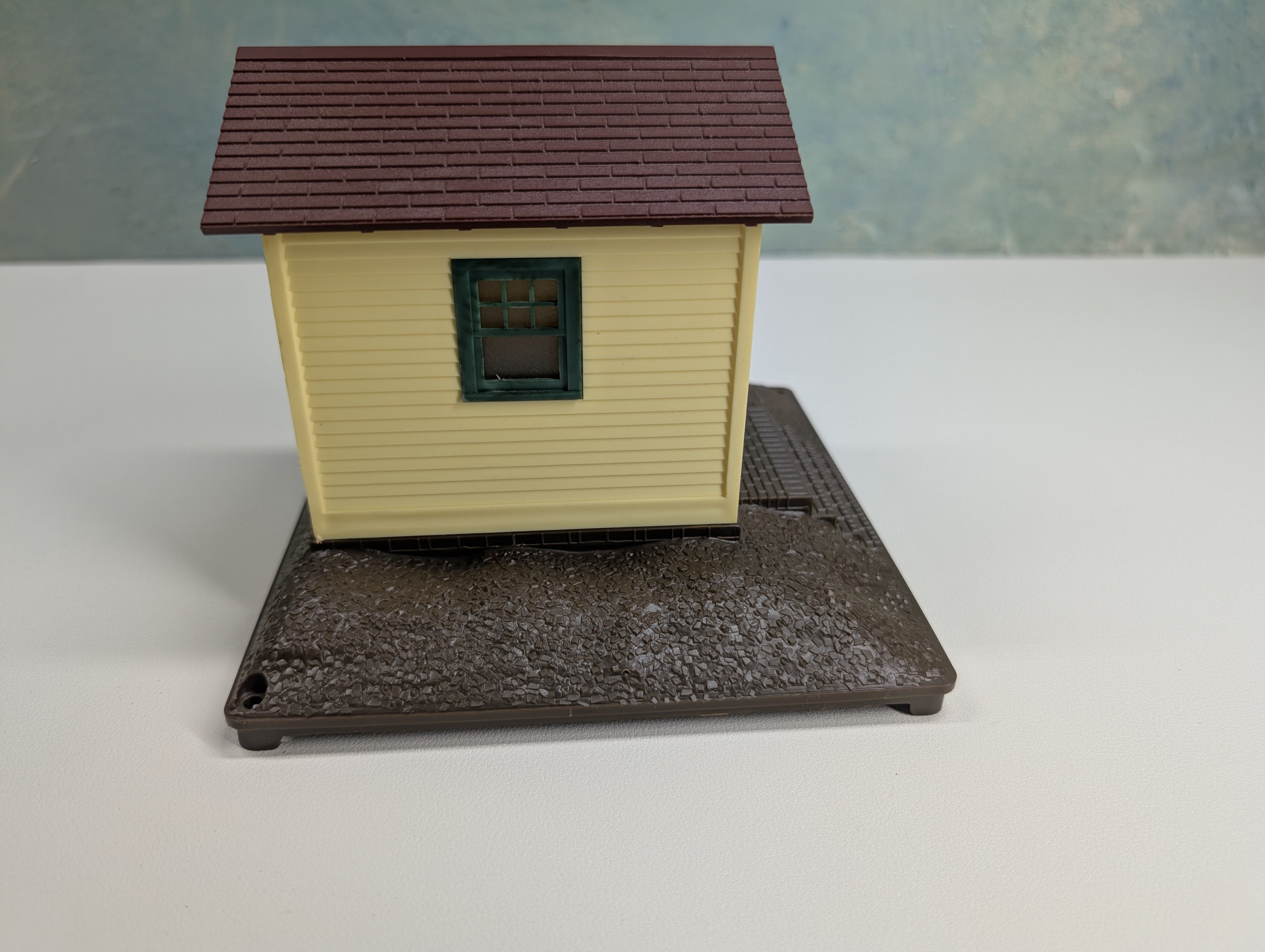 USED Lionel O Whistling Freight Shed Untested