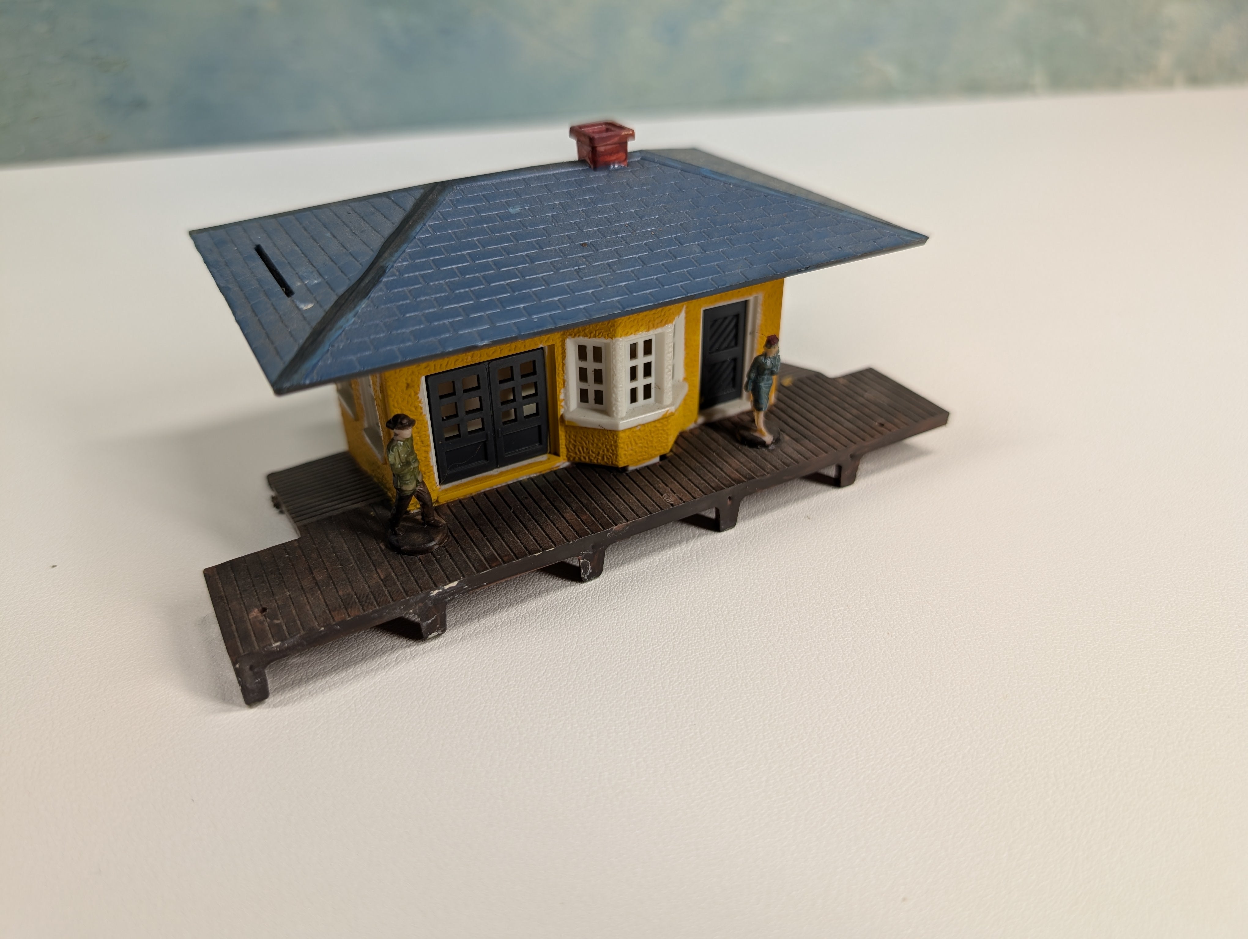 USED HO Scale Small Yellow Suburban Station