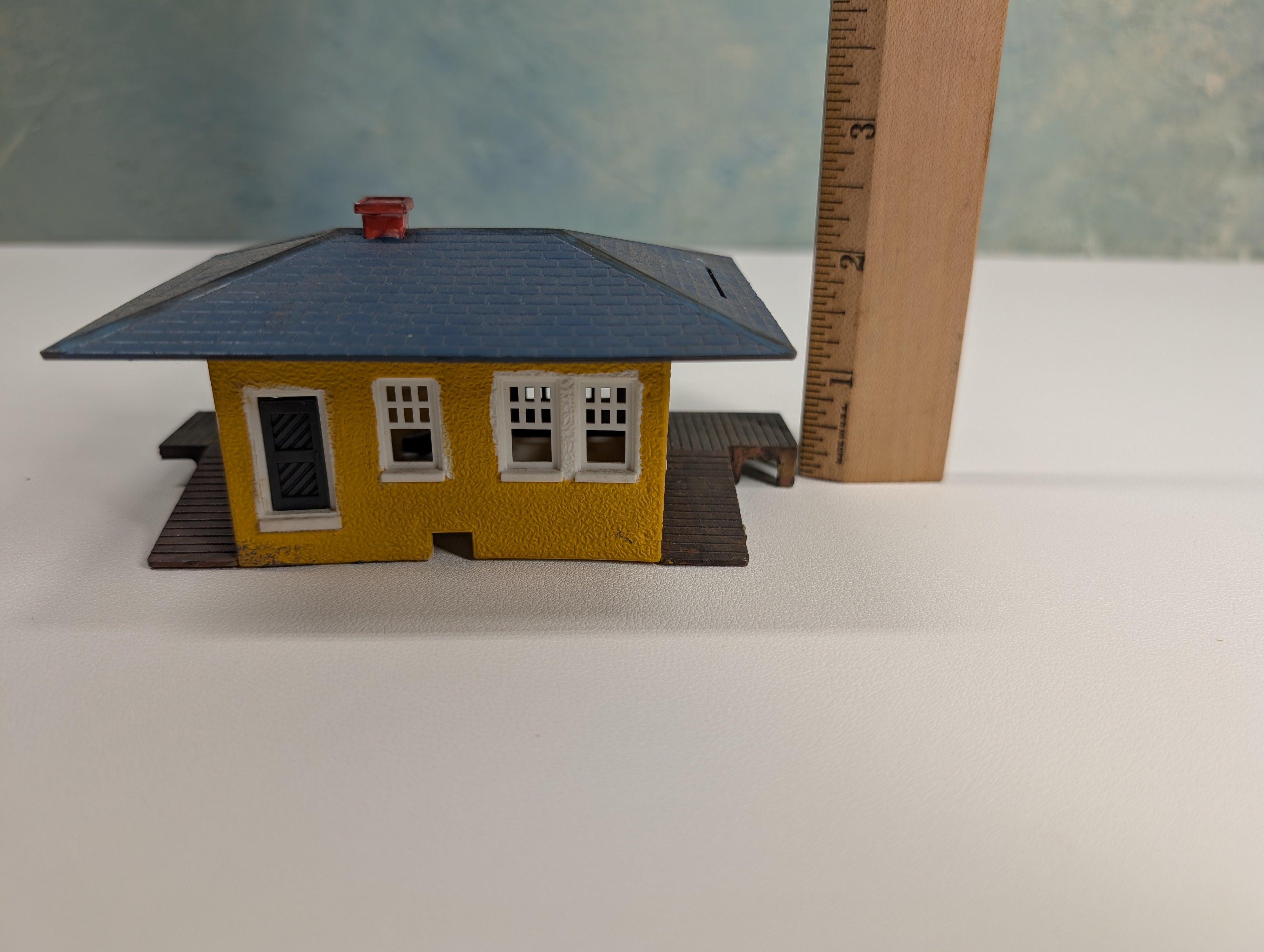 USED HO Scale Small Yellow Suburban Station