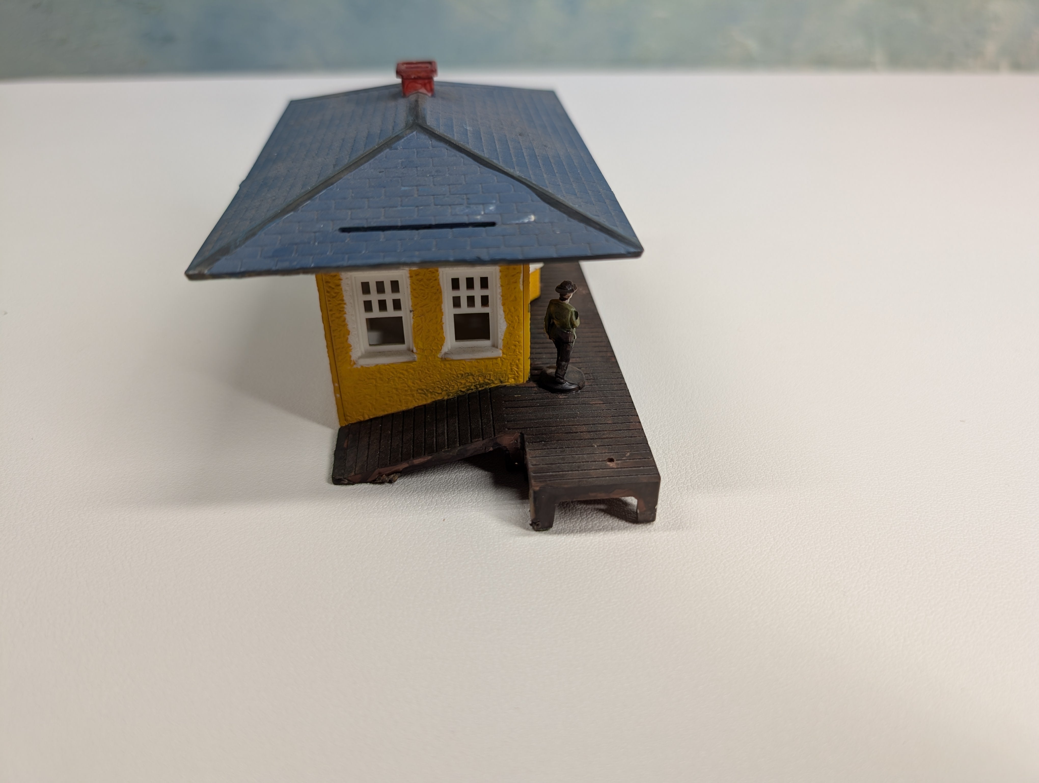 USED HO Scale Small Yellow Suburban Station