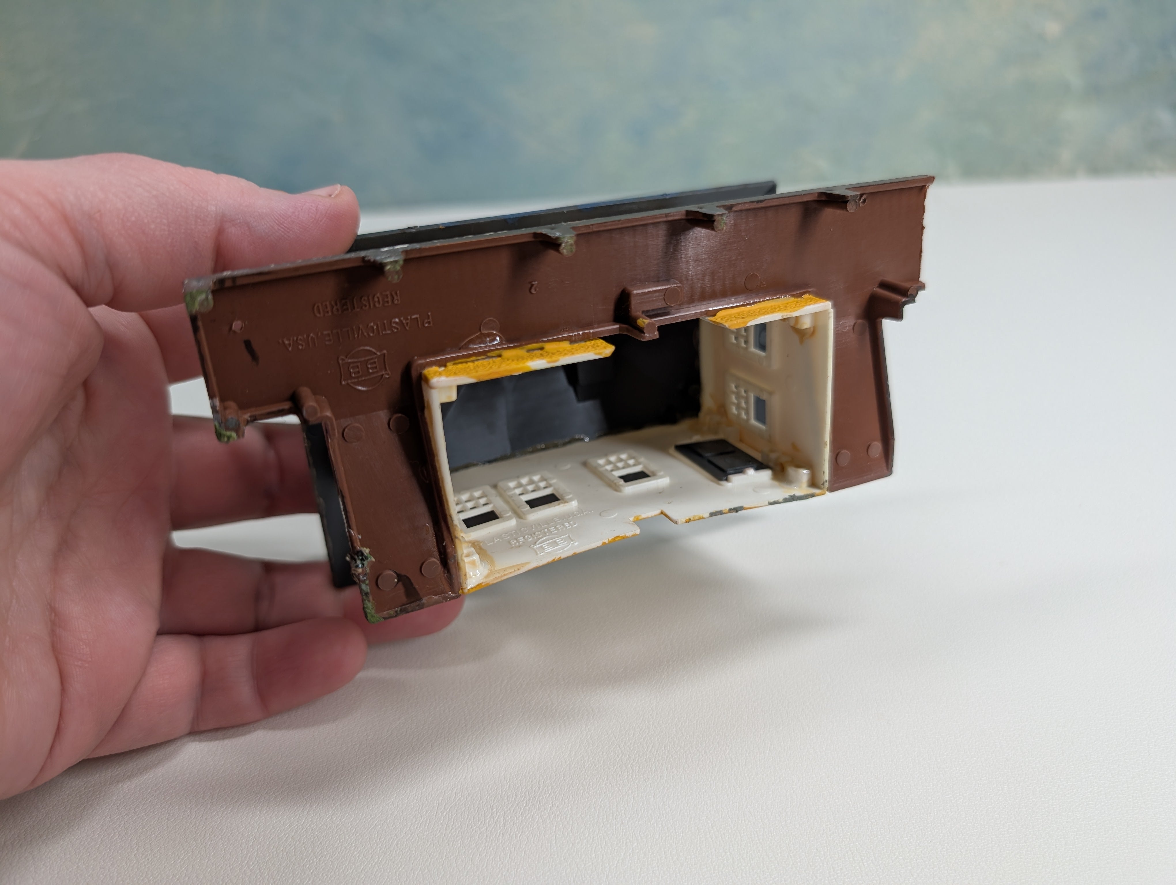 USED HO Scale Small Yellow Suburban Station