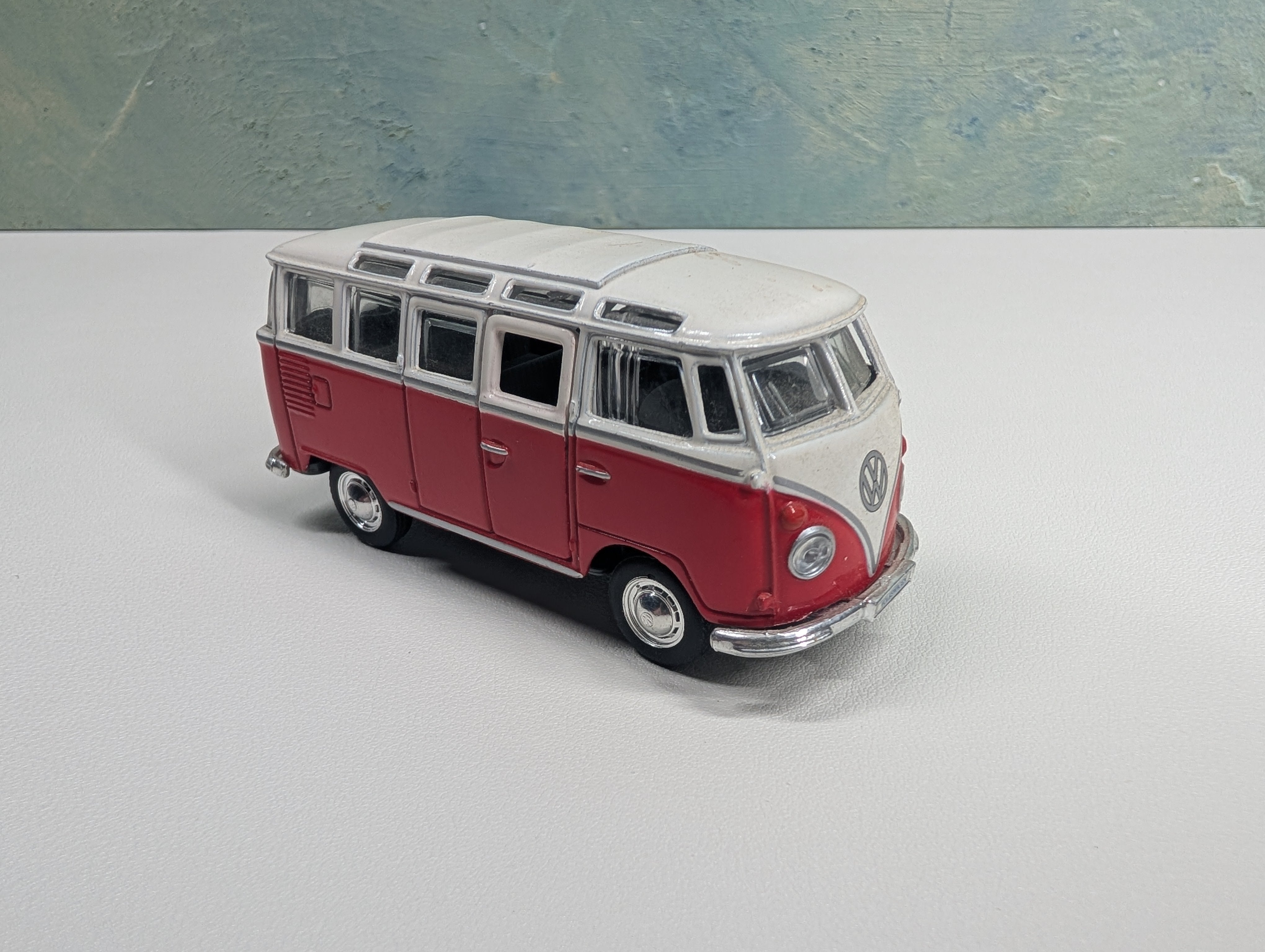 USED Maisto Volkswagen Samba White/Red 1:40 Scale