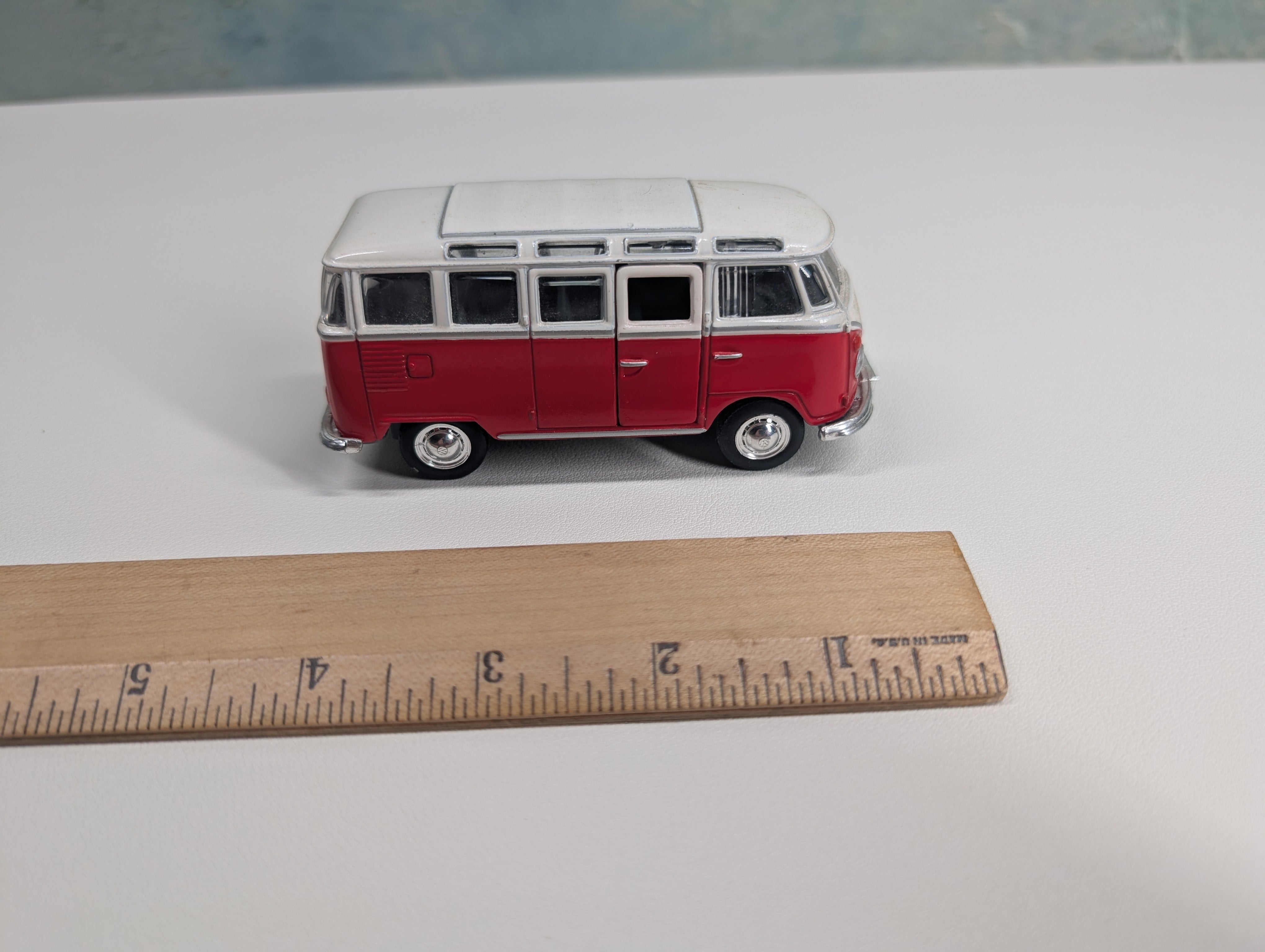 USED Maisto Volkswagen Samba White/Red 1:40 Scale