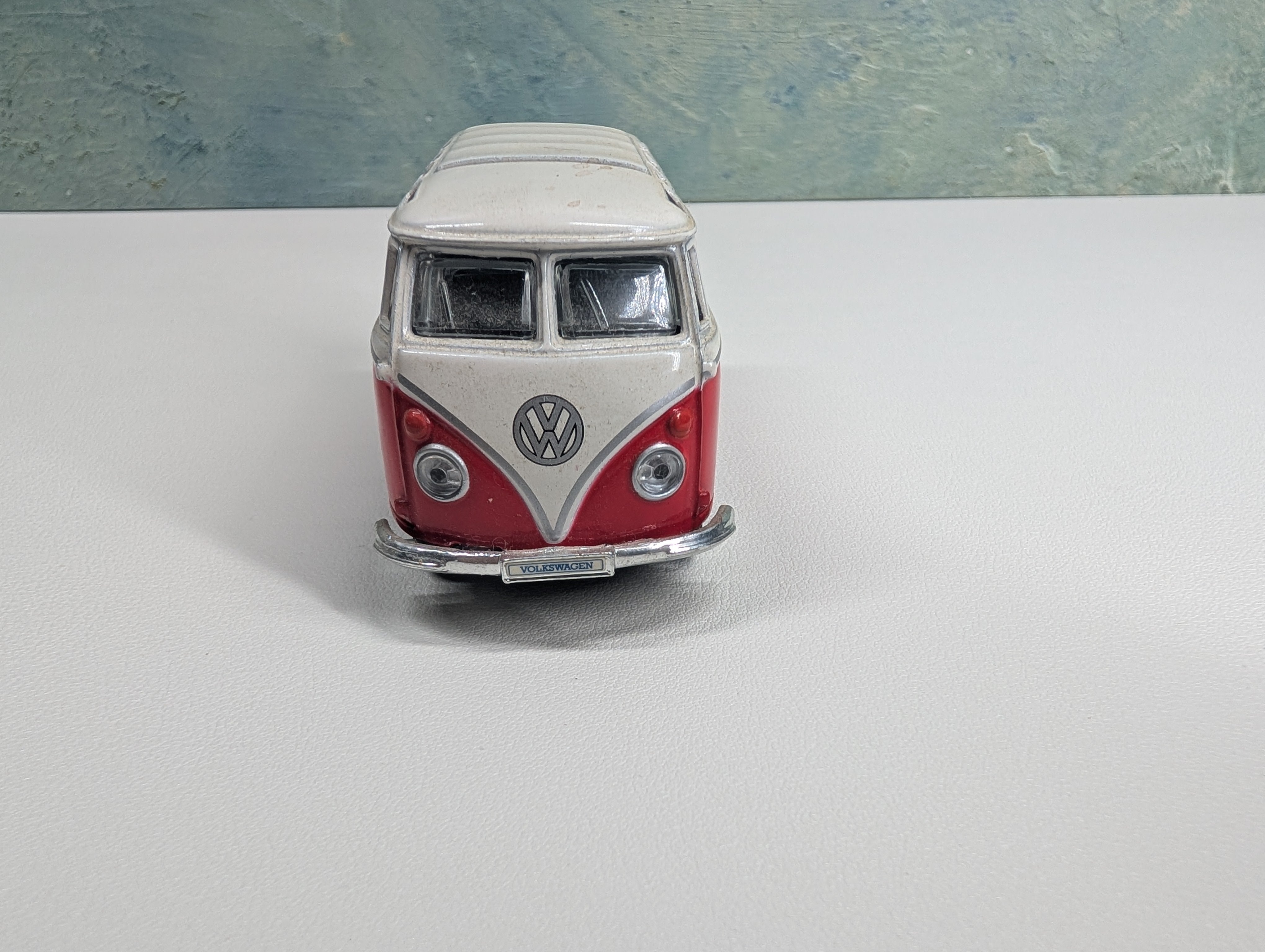 USED Maisto Volkswagen Samba White/Red 1:40 Scale
