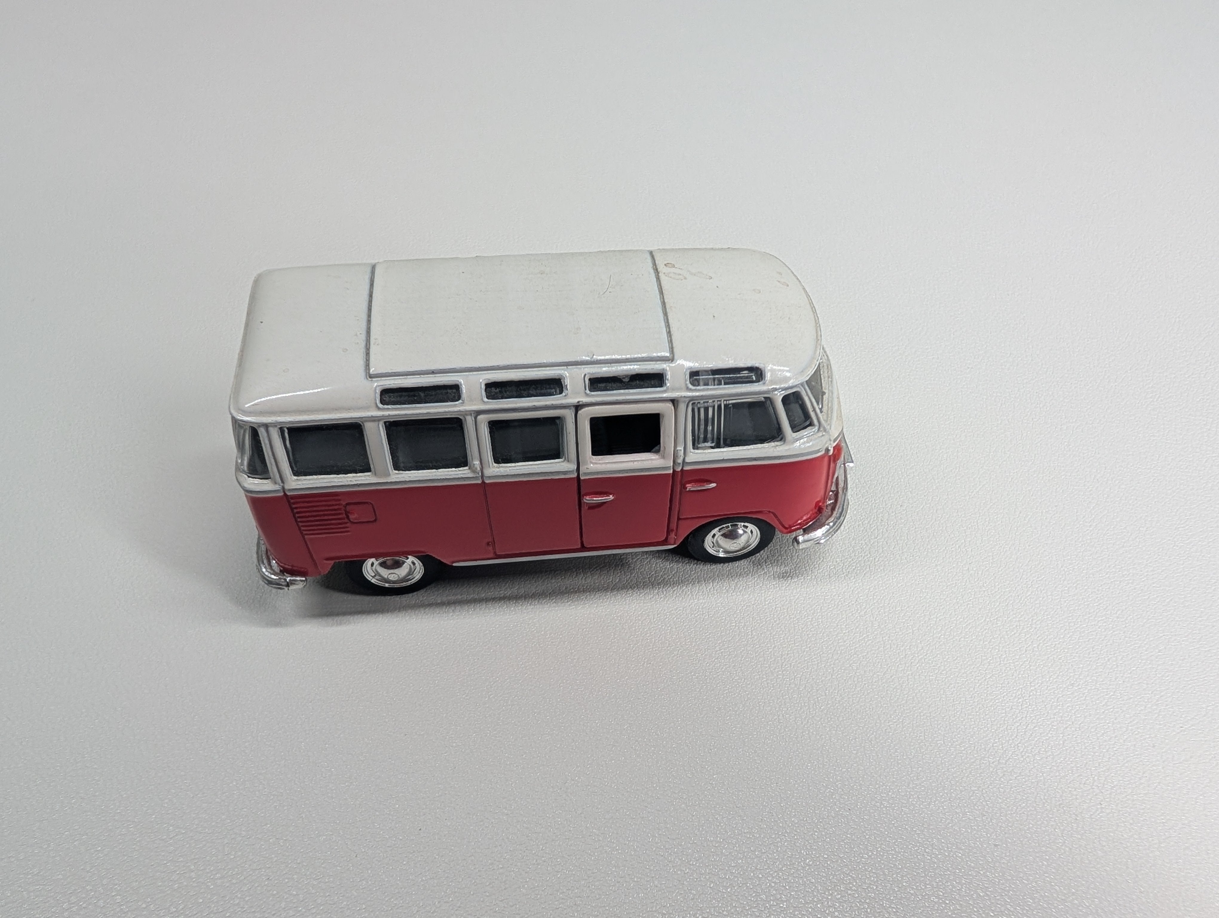 USED Maisto Volkswagen Samba White/Red 1:40 Scale