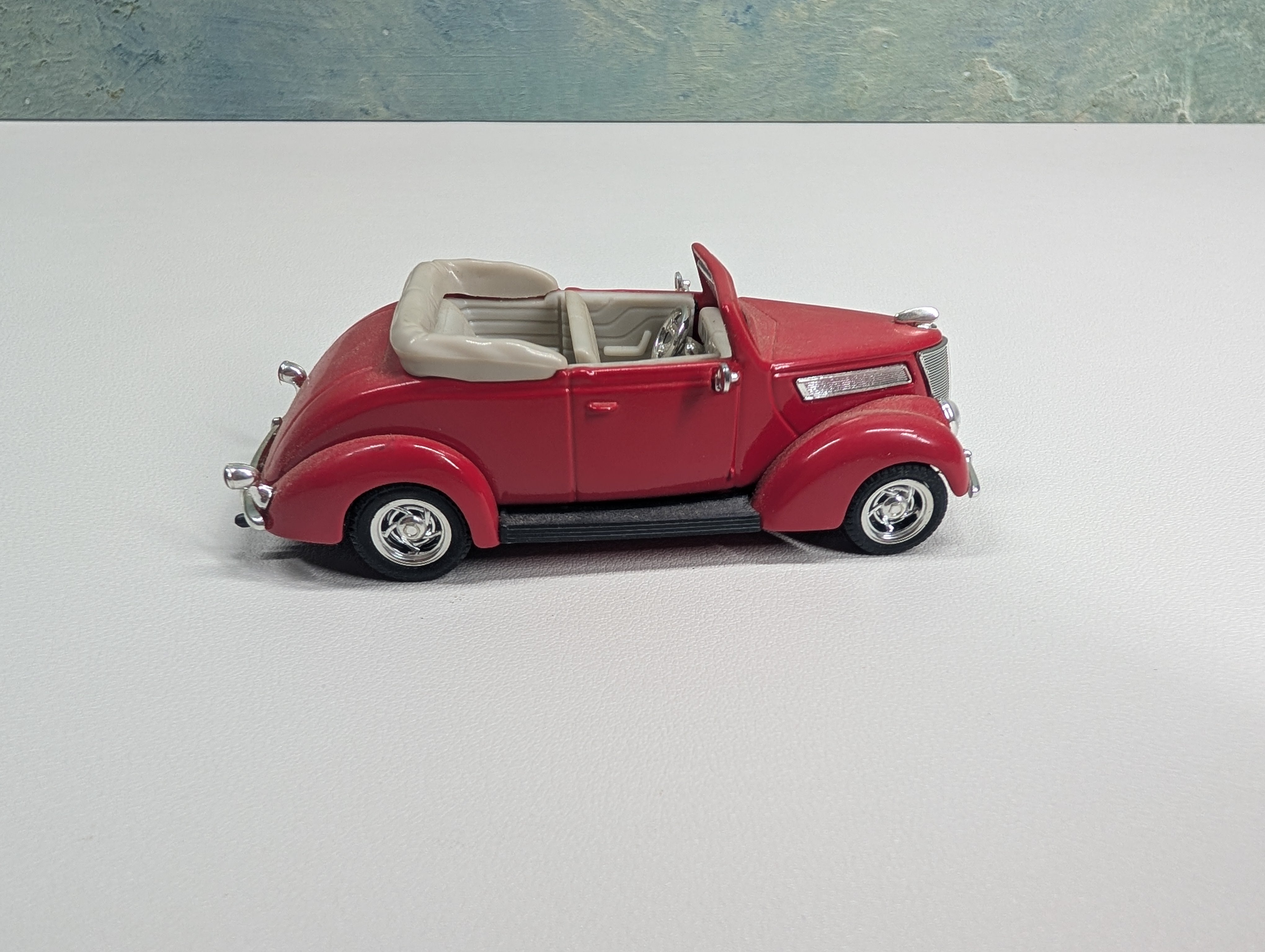 USED Road Signature 94230 1937 Ford Convertible Red, 1:43 Scale