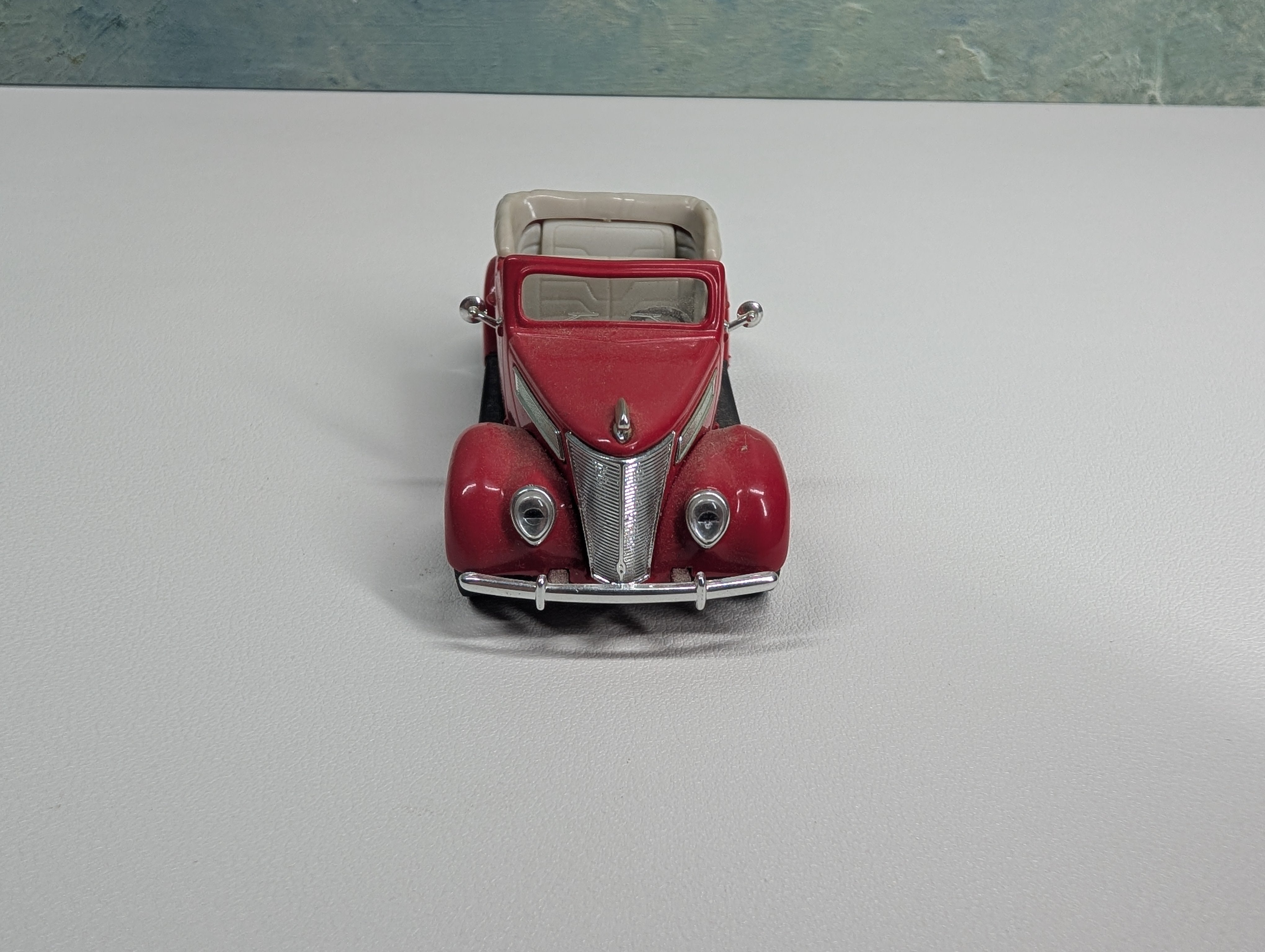 USED Road Signature 94230 1937 Ford Convertible Red, 1:43 Scale