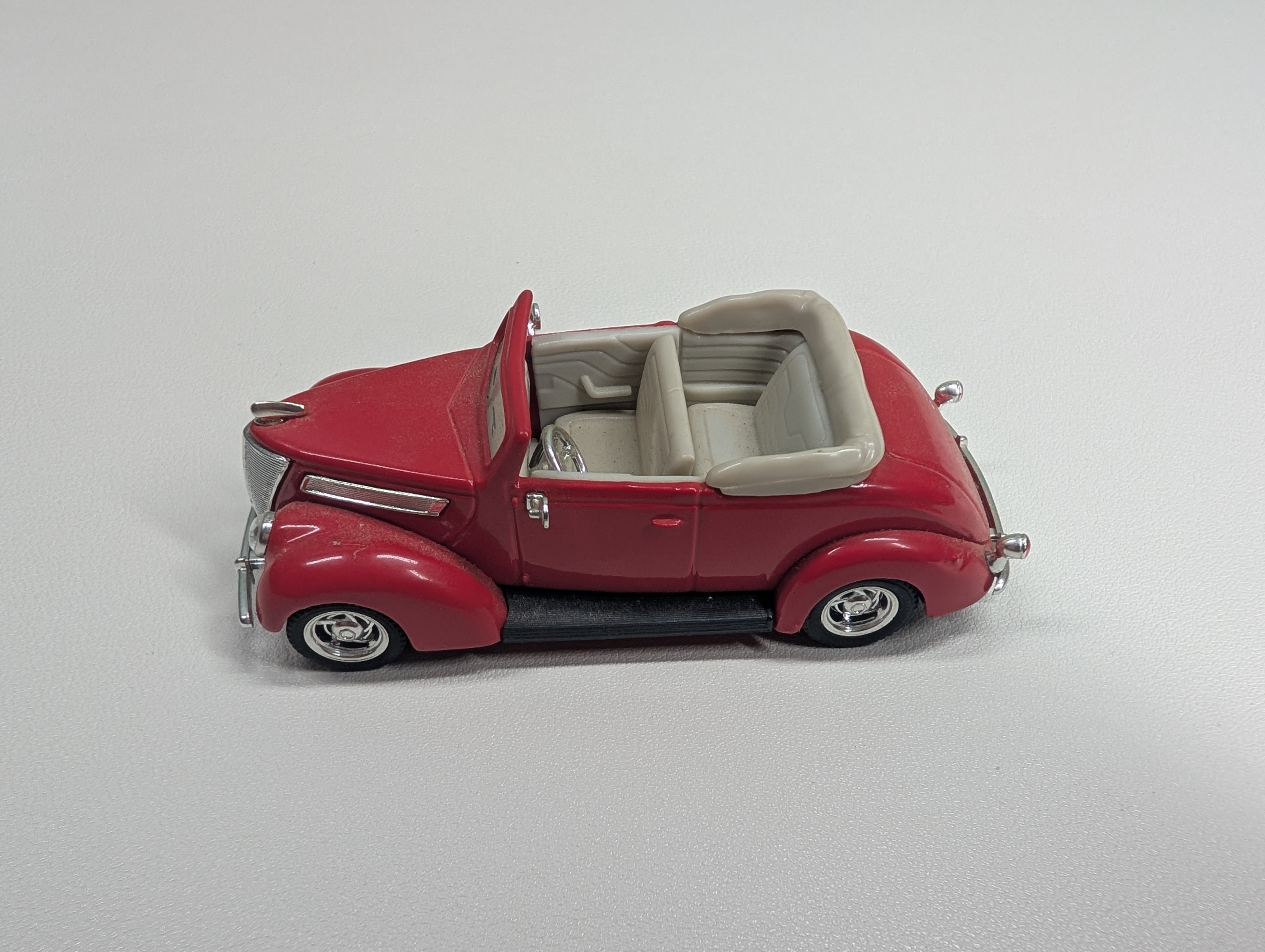 USED Road Signature 94230 1937 Ford Convertible Red, 1:43 Scale