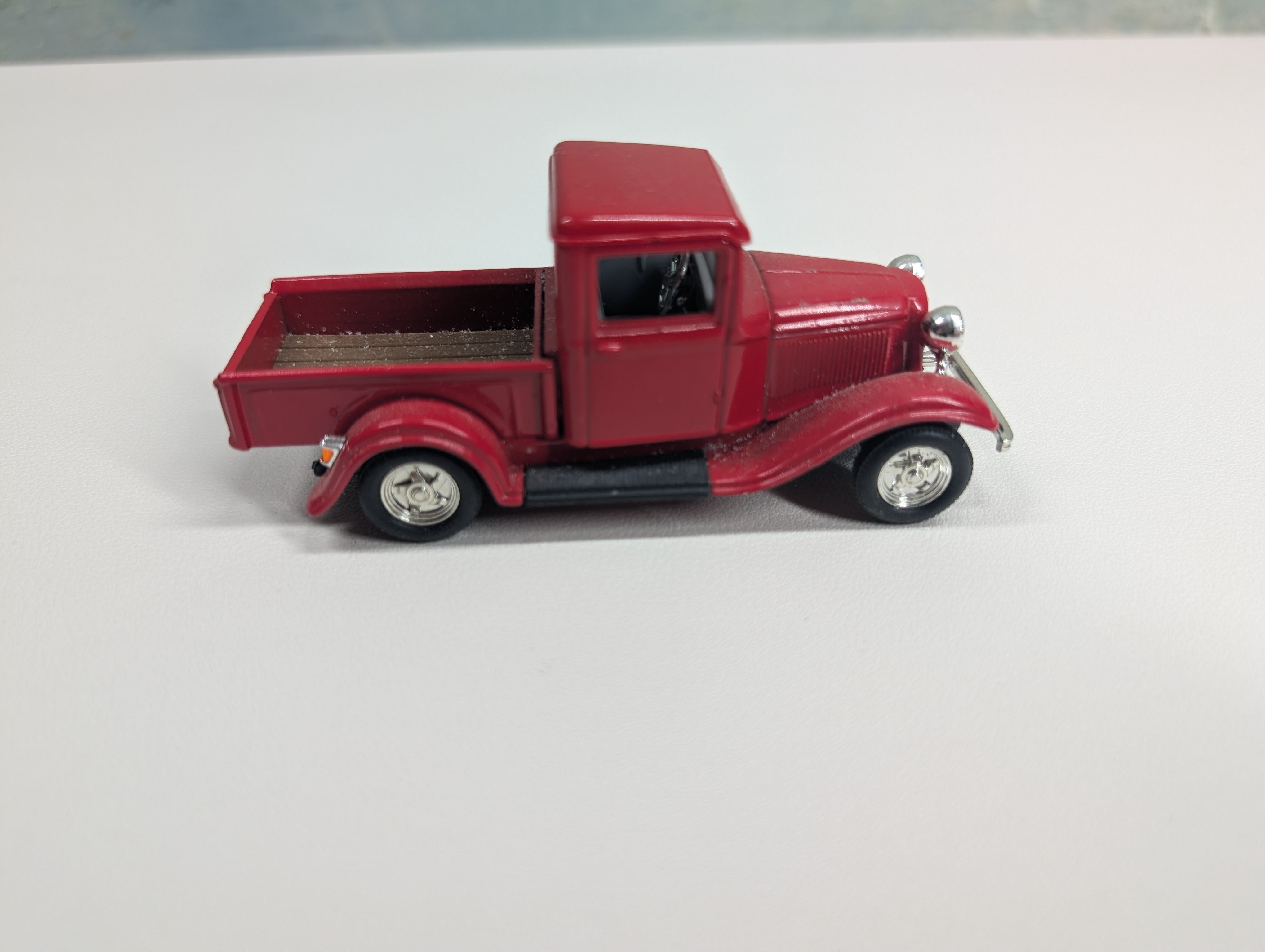 USED Road Signature 94232 1934 Ford Pick-Up, Red, 1:43 Scale