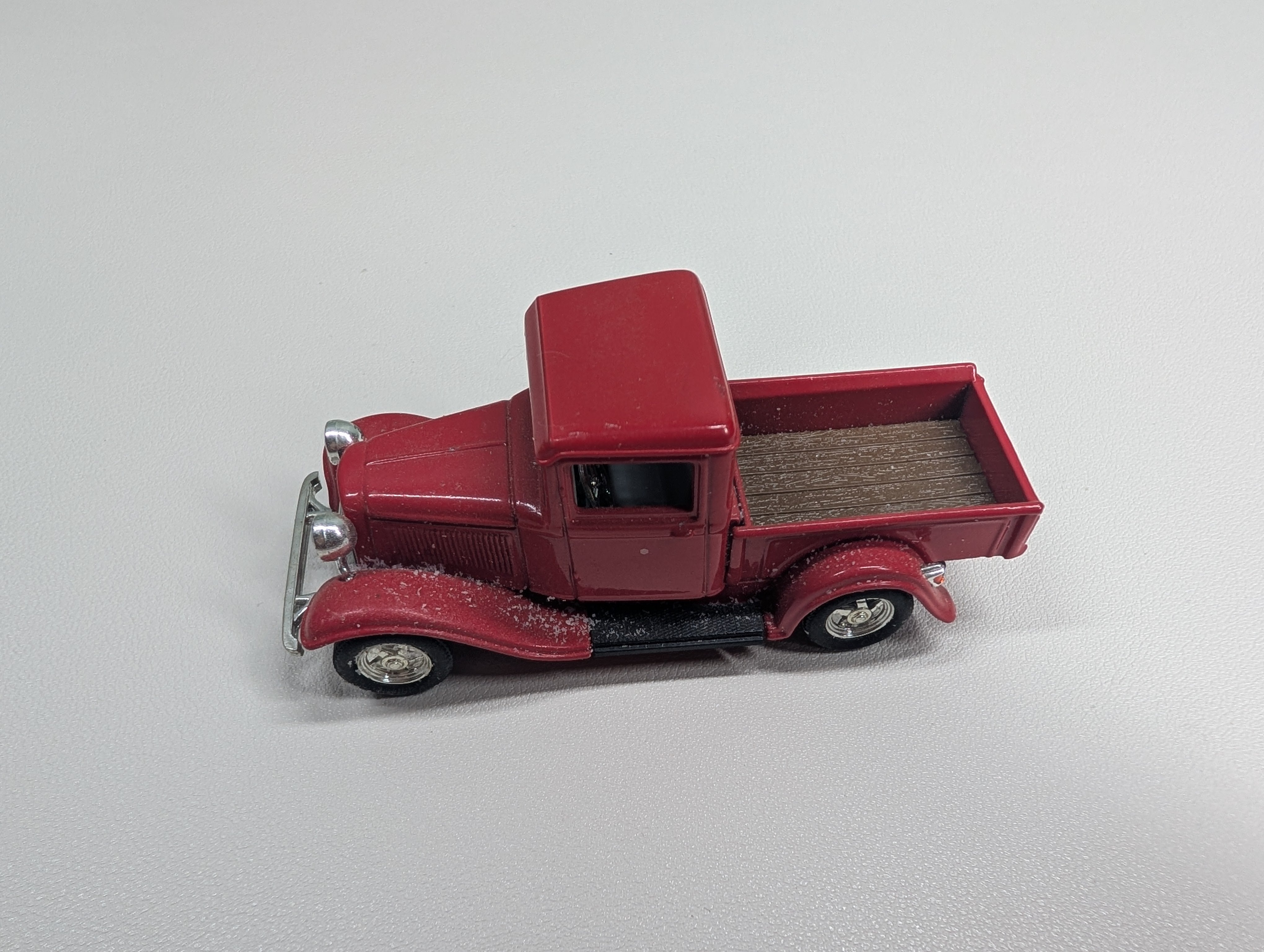 USED Road Signature 94232 1934 Ford Pick-Up, Red, 1:43 Scale