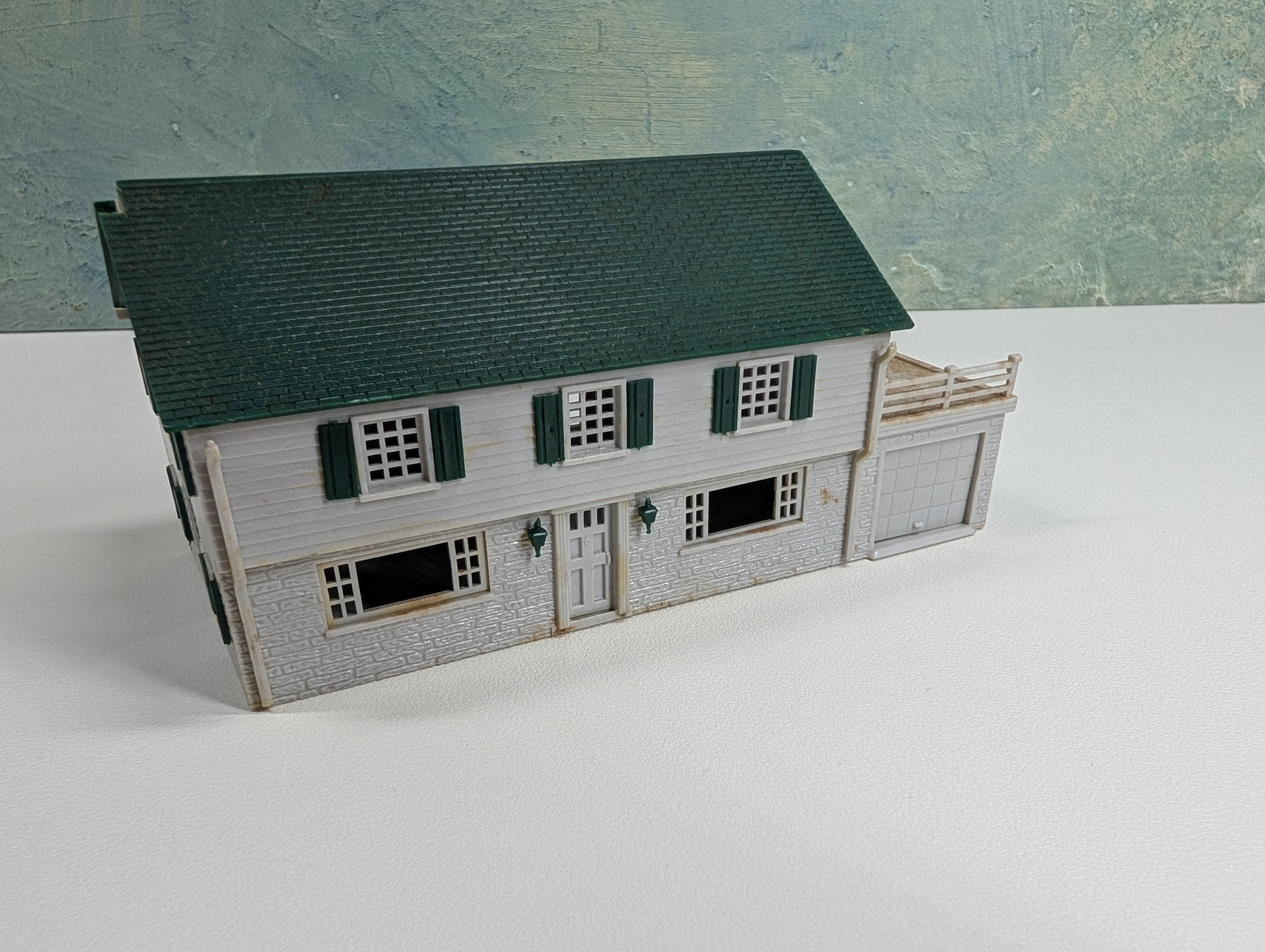 USED HO Scale House with Green Roof