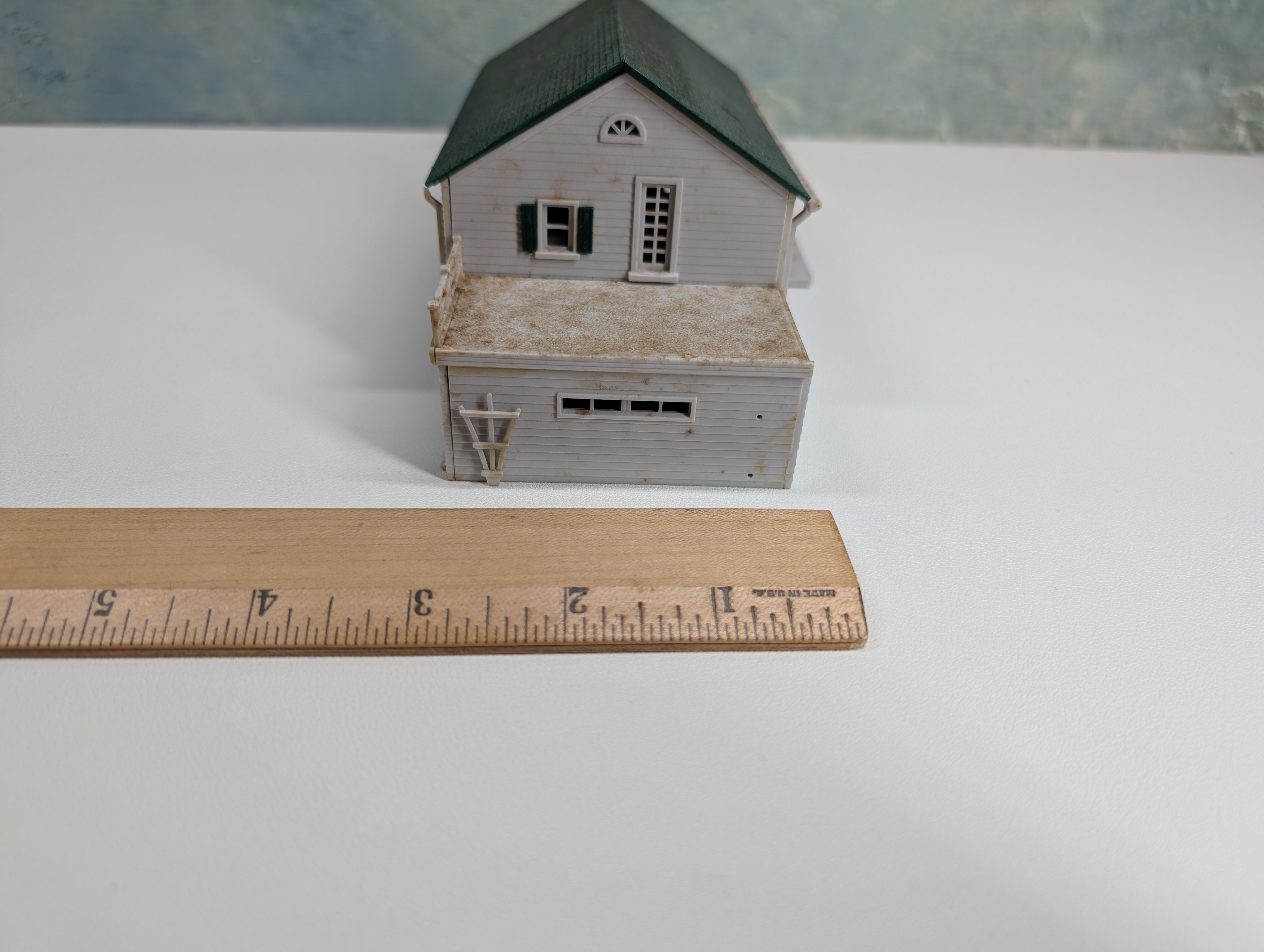 USED HO Scale House with Green Roof