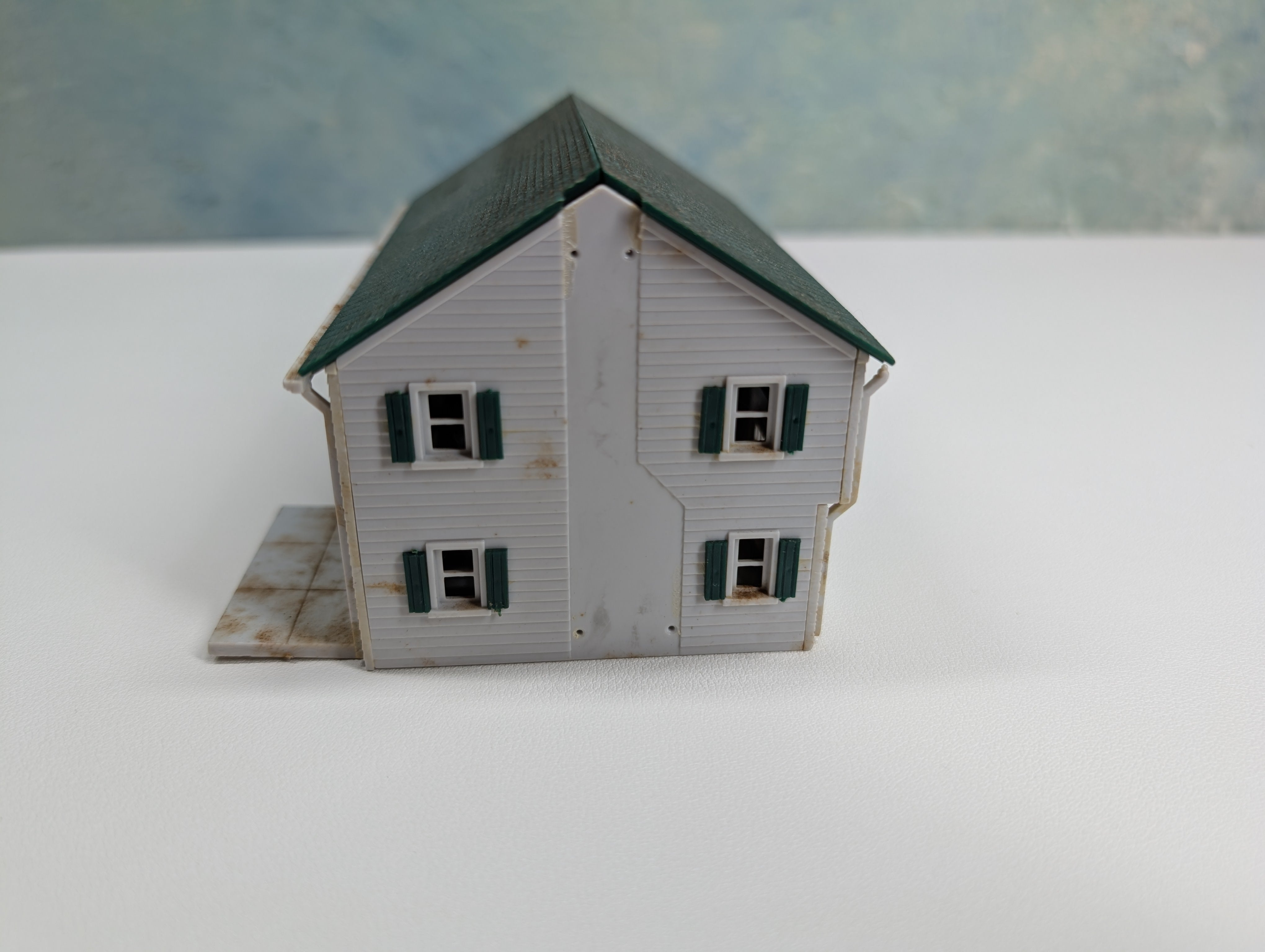 USED HO Scale House with Green Roof