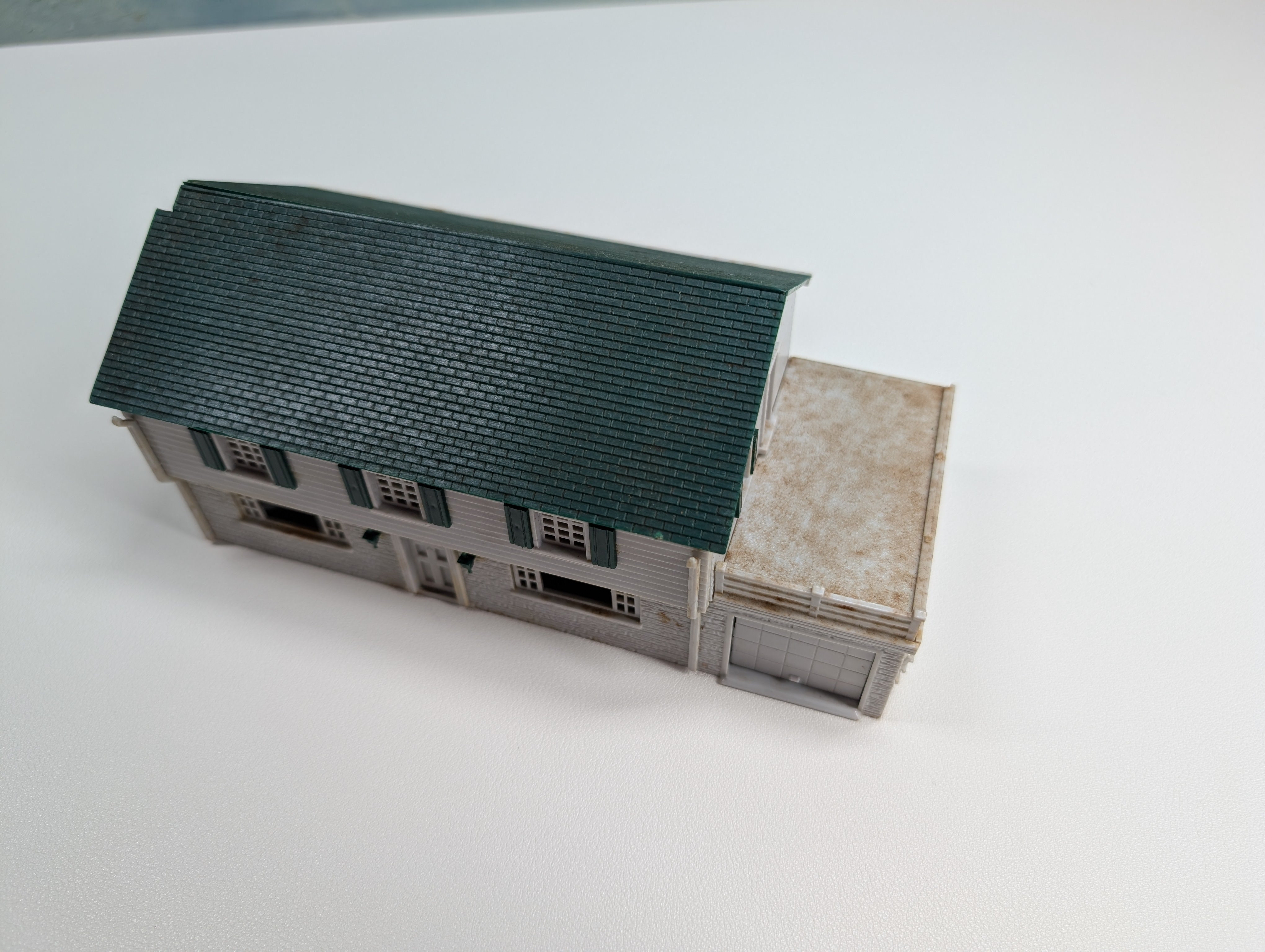 USED HO Scale House with Green Roof