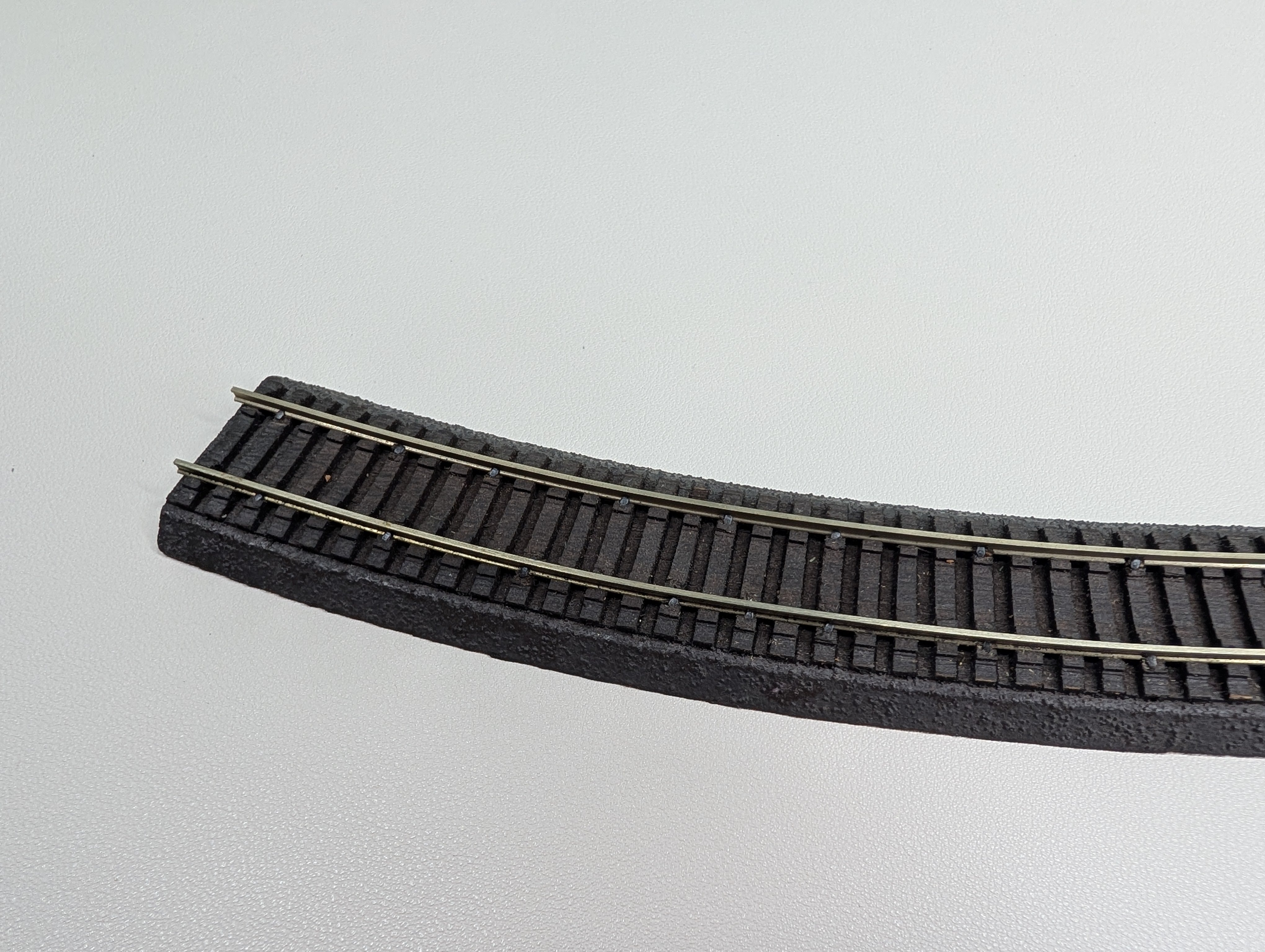 USED HO Scale Tru-Scale 20R Curved Roadbed Track (single piece)