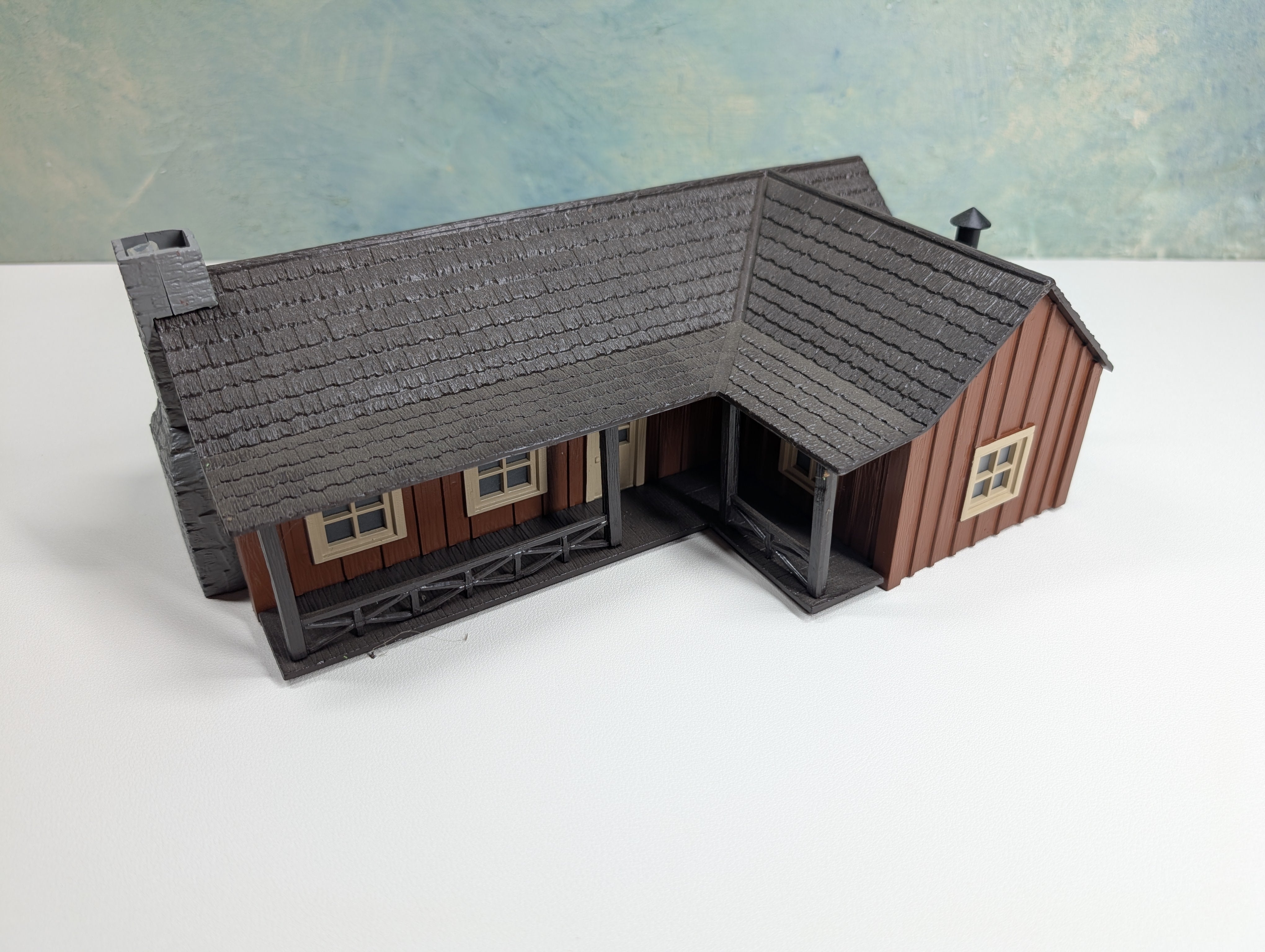 USED K-Line #K-415006 O L-Shaped Ranch House, Lighted, Trackside