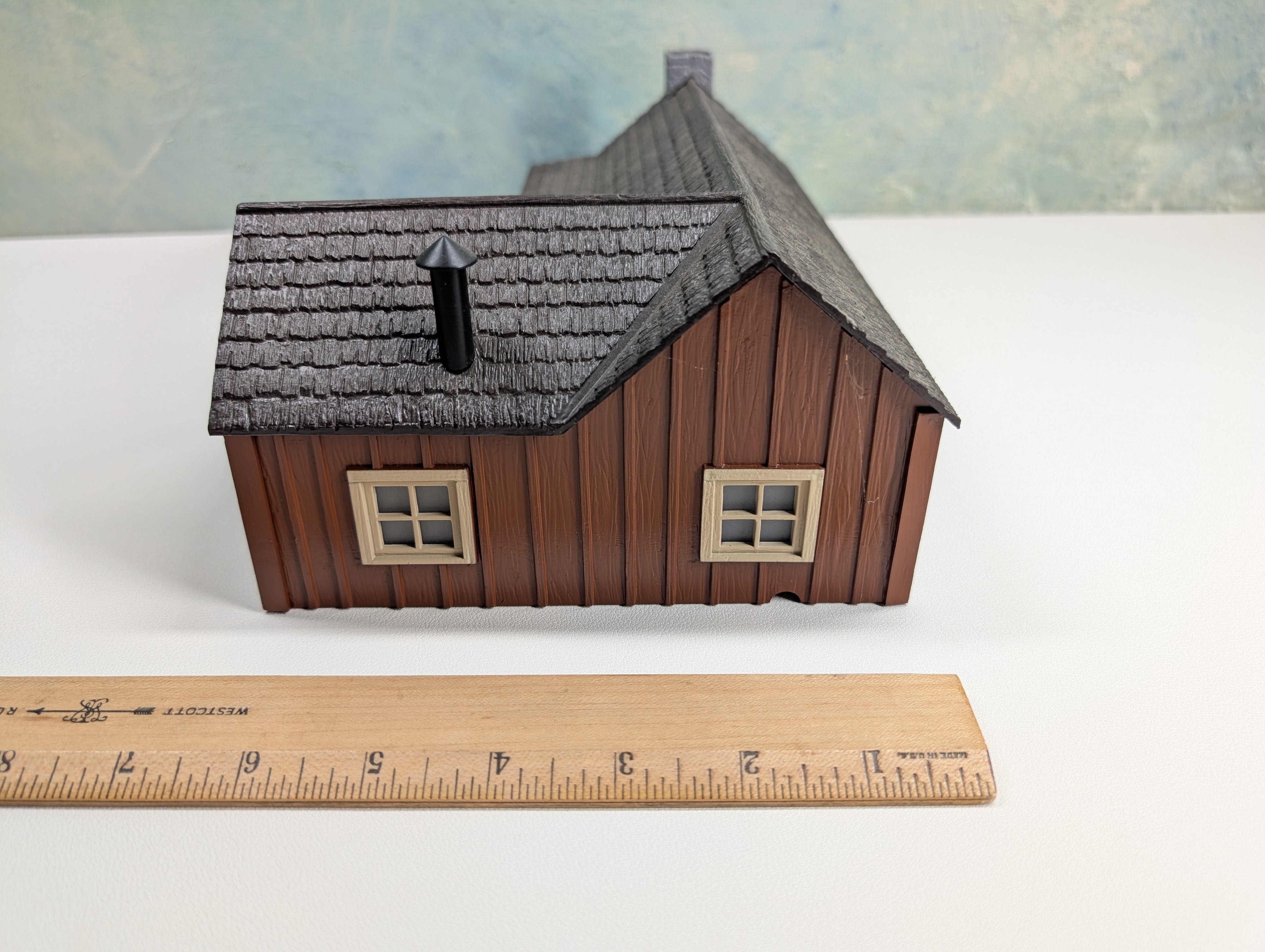 USED K-Line #K-415006 O L-Shaped Ranch House, Lighted, Trackside